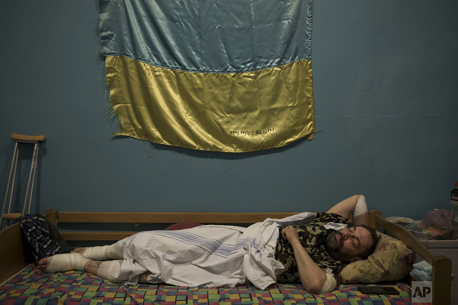  Ukrainian battalion commander "Azimut", 53, rest as he recovers after he was injured in combat against Russian forces, at a military hospital in Zaporizhzhia, Ukraine, Saturday, April 2, 2022. (AP Photo/Felipe Dana) 