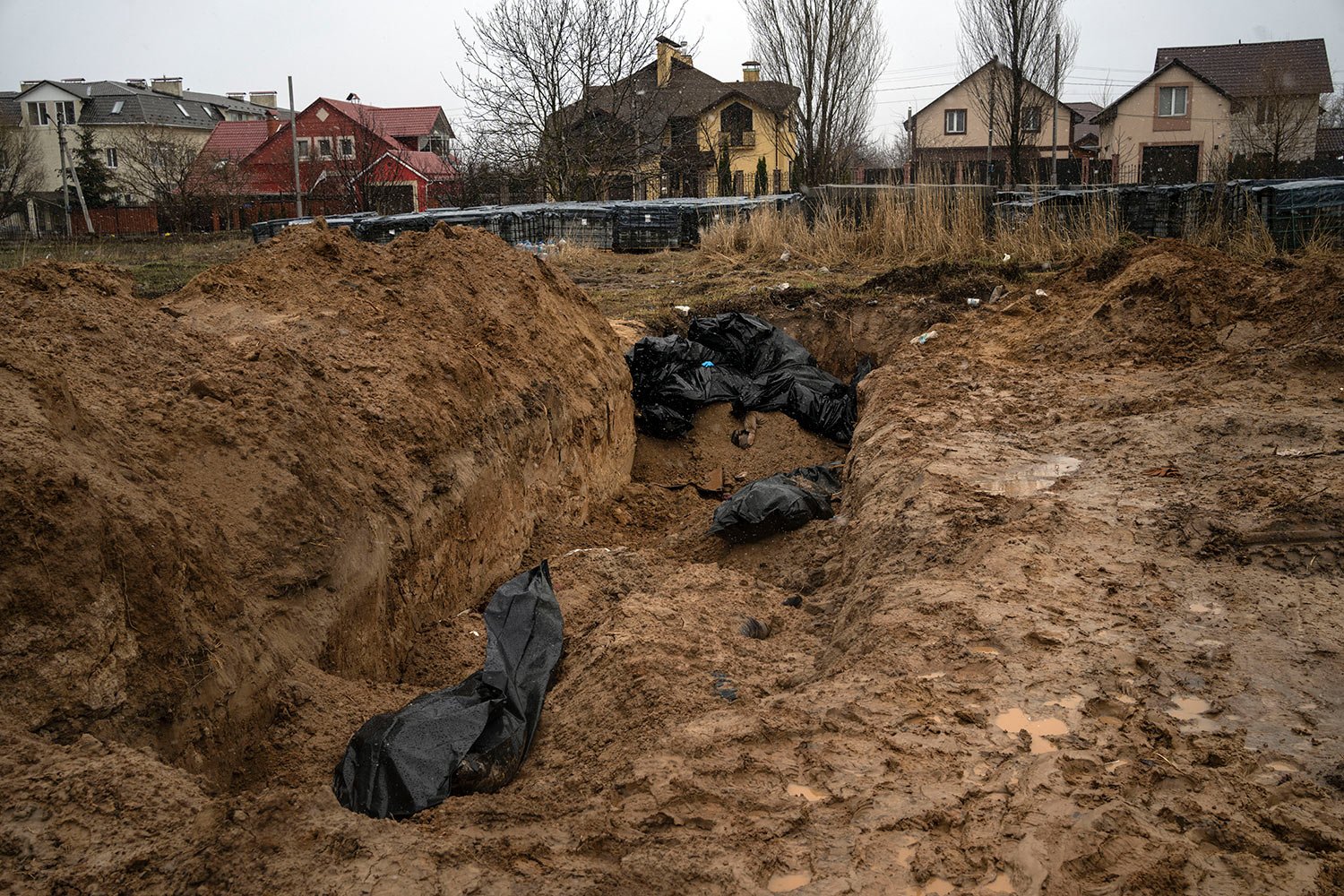  Bodies lie in a mass grave in Bucha, on the outskirts of Kyiv, Ukraine, Sunday, April 3, 2022. Ukrainian troops are finding brutalized bodies and widespread destruction in the suburbs of Kyiv, sparking new calls for a war crimes investigation and sa