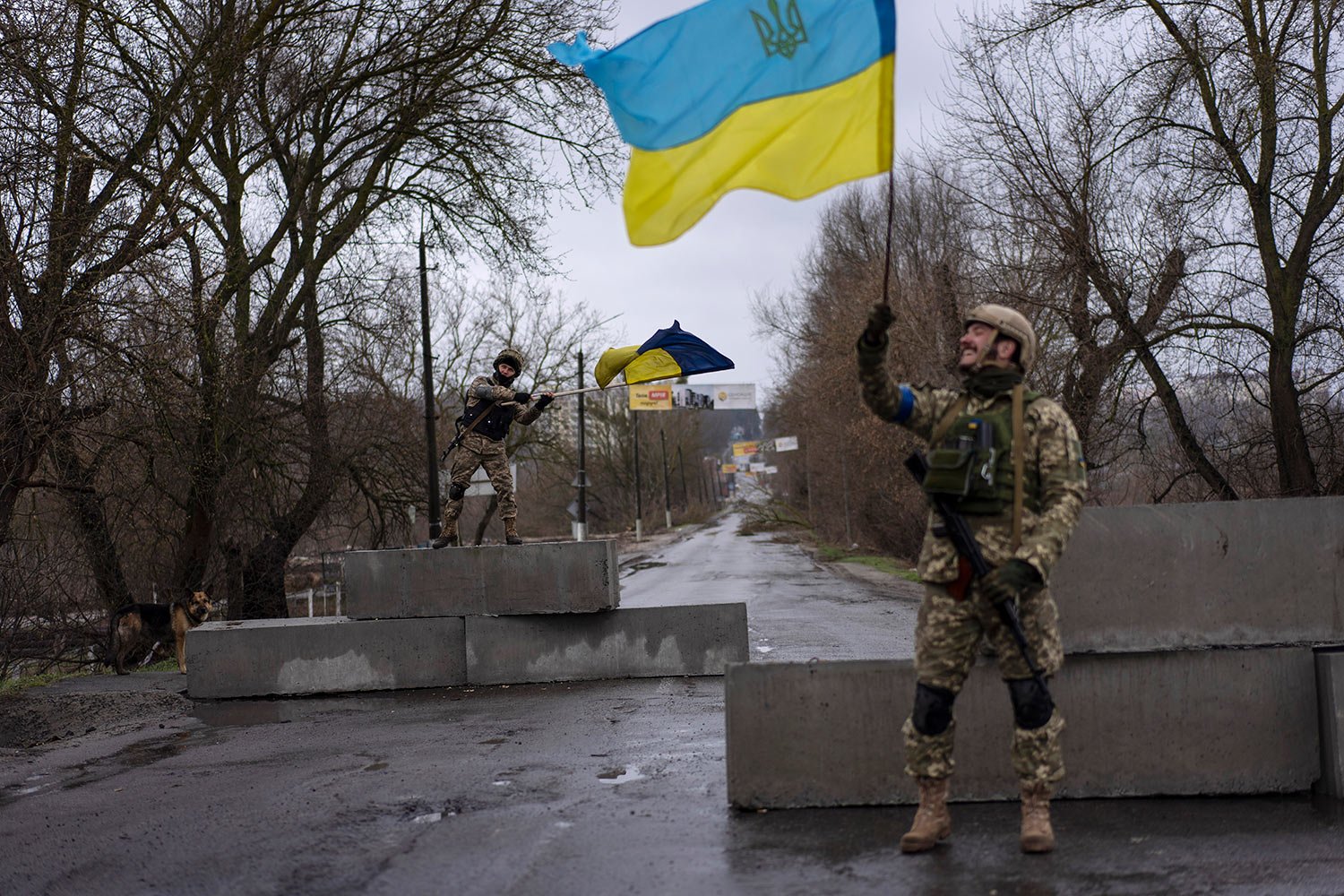  Ukrainian soldiers celebrate at a check point in Bucha, on the outskirts of Kyiv, Ukraine, Sunday, April 3, 2022. (AP Photo/Rodrigo Abd) 