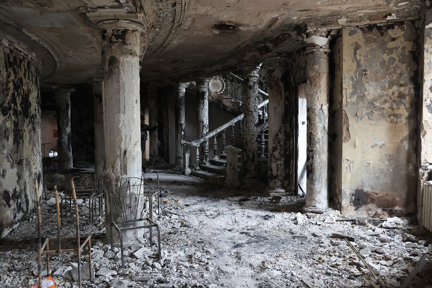  Debris covers the inside of the Mariupol theater damaged during fighting in Mariupol, in territory under the government of the Donetsk People's Republic, eastern Ukraine, Monday, April 4, 2022. (AP Photo/Alexei Alexandrov) 