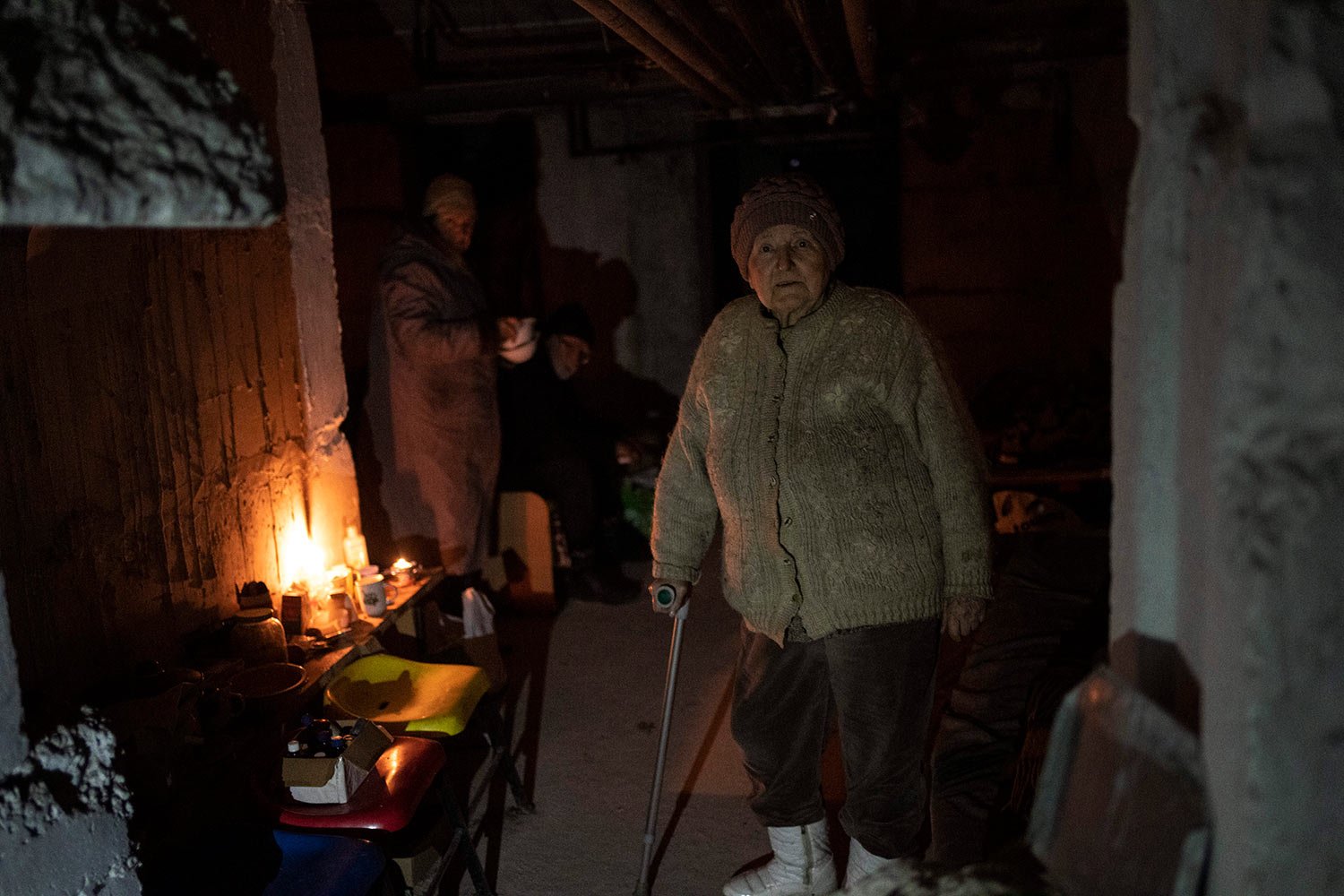  An elderly woman prepares to have lunch in the basement of a building that was used as housing for about 400 people, since apartments were used by Russian soldiers during the occupation of Bucha, on the outskirts of Kyiv, Ukraine, Monday, April 4, 2