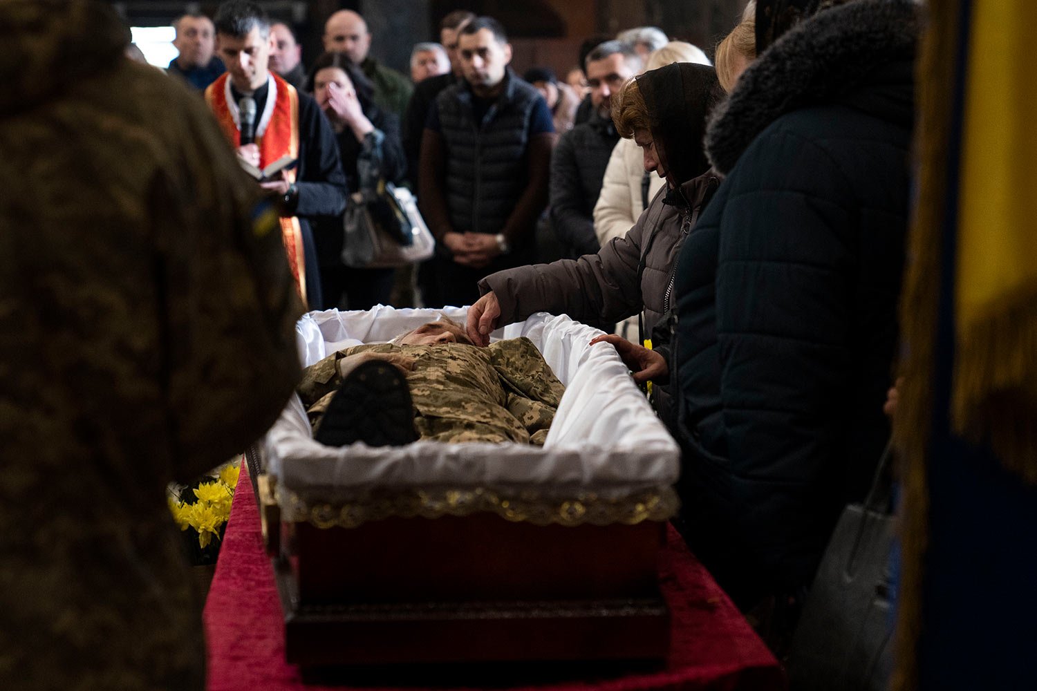 Day 40: Ukrainians grieve, attend funerals - AP Photos