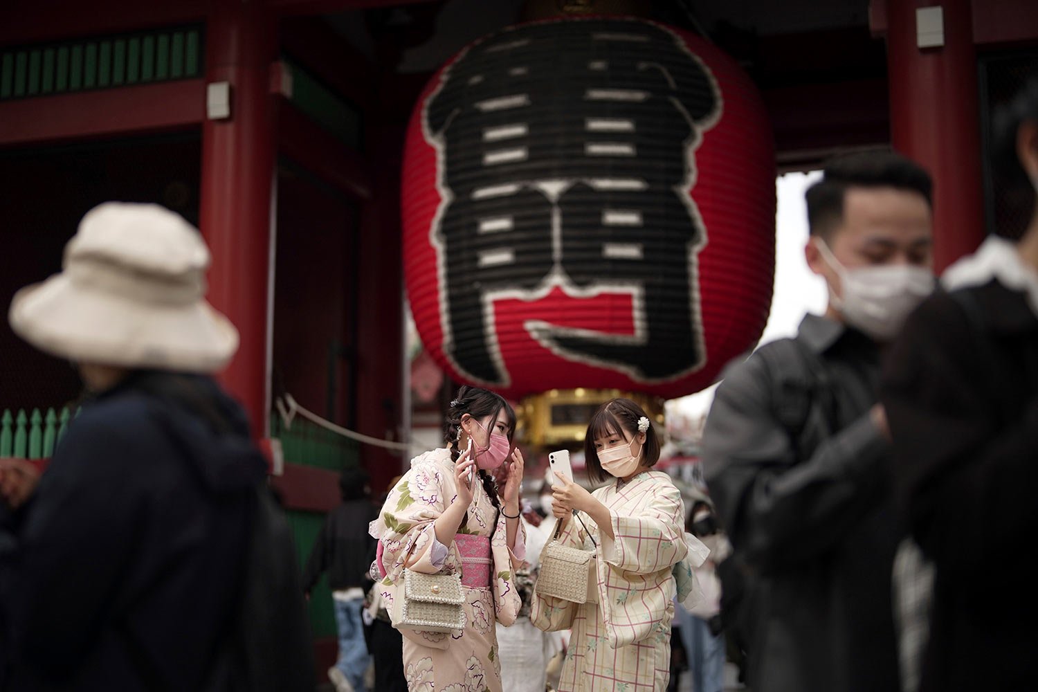  Two women in traditional Japanese kimono visit the Asakusa district Monday, March 28, 2022, in Tokyo. (AP Photo/Eugene Hoshiko) 