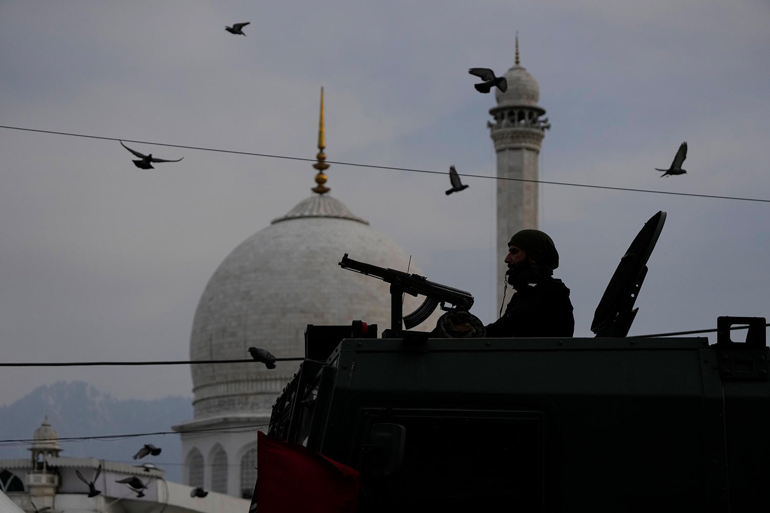  Jammu and Kashmir Special Operation Group (SOG) solider stands guard atop of an armored vehicle outside the Hazratbal shrine on the outskirts of Srinagar, Indian controlled Kashmir,Thursday, March 10, 2022. (AP Photo/Mukhtar Khan) 