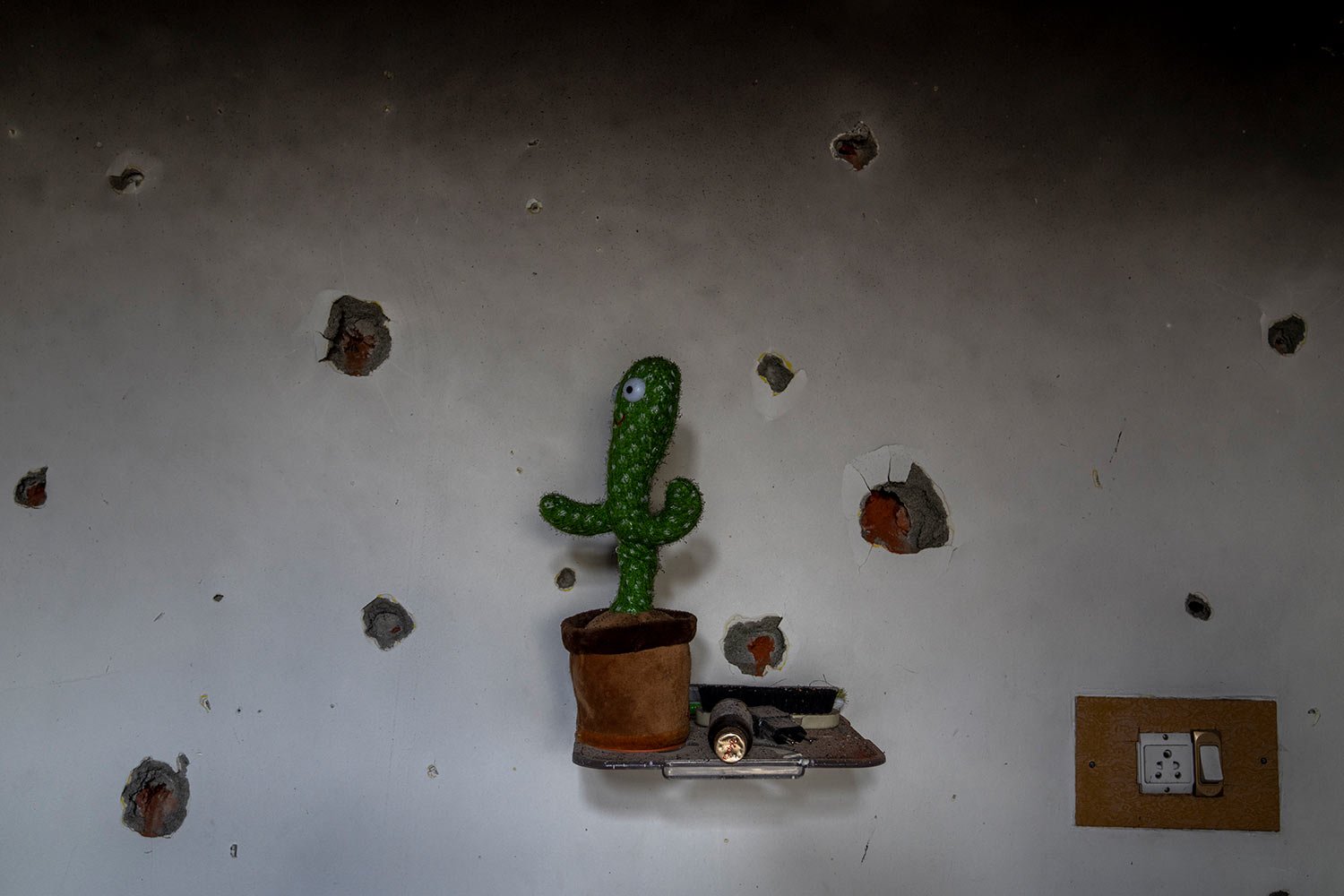  A toy stands on a shelf by a bullet-ridden wall of a house damaged in a gunbattle on the outskirts of Srinagar, India, Wednesday, March 16, 2022. (AP Photo/Dar Yasin) 