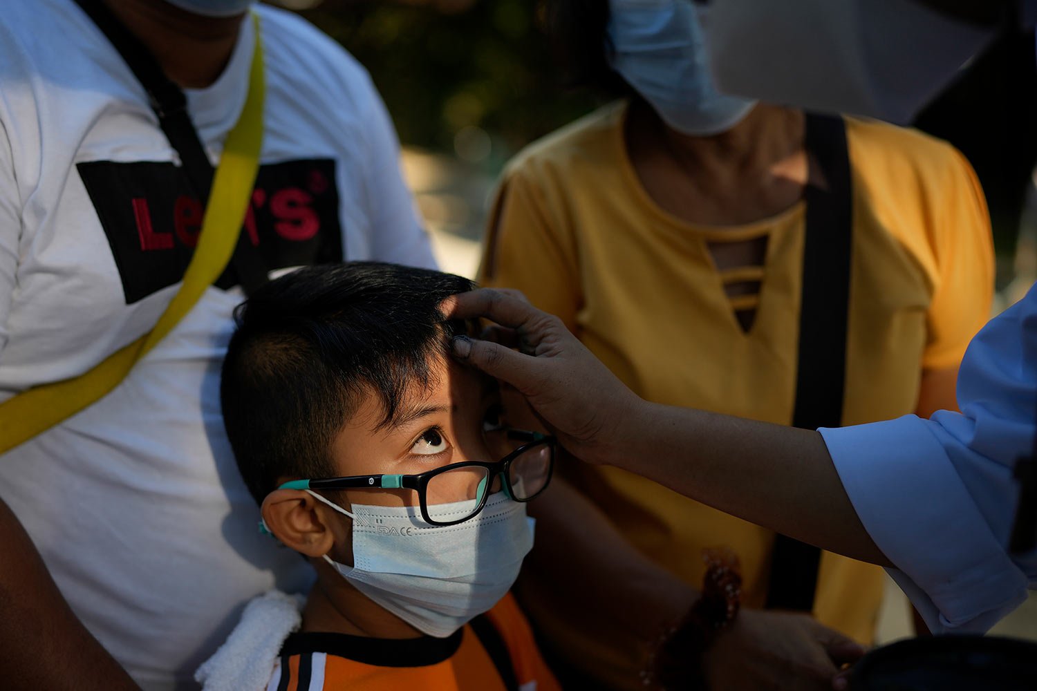  A young devotee has his forehead marked with an ash cross at the Redemptorist Church during Ash Wednesday rites, March 2, 2022, in Manila, Philippines.  (AP Photo/Aaron Favila) 