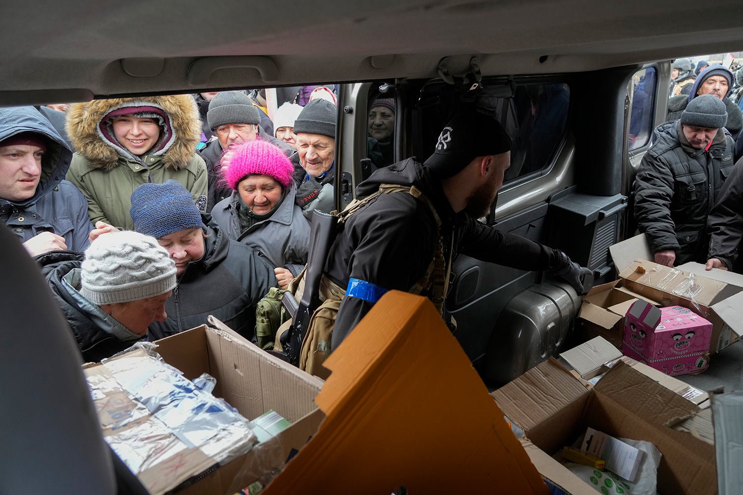  Local residents get volunteers' humanitarian aid in Bucha close to Kyiv, Ukraine, Tuesday, Apr. 5, 2022. (AP Photo/Efrem Lukatsky) 