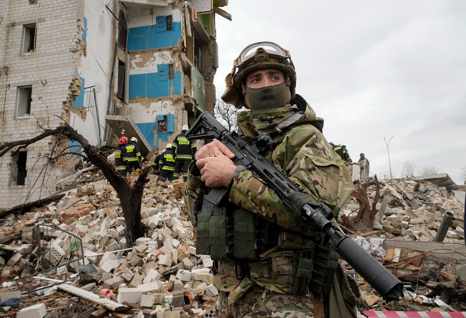  A Ukrainian soldier stands near an apartment ruined from Russian shelling in Borodyanka, Ukraine, Wednesday, Apr. 6, 2022. (AP Photo/Efrem Lukatsky) 