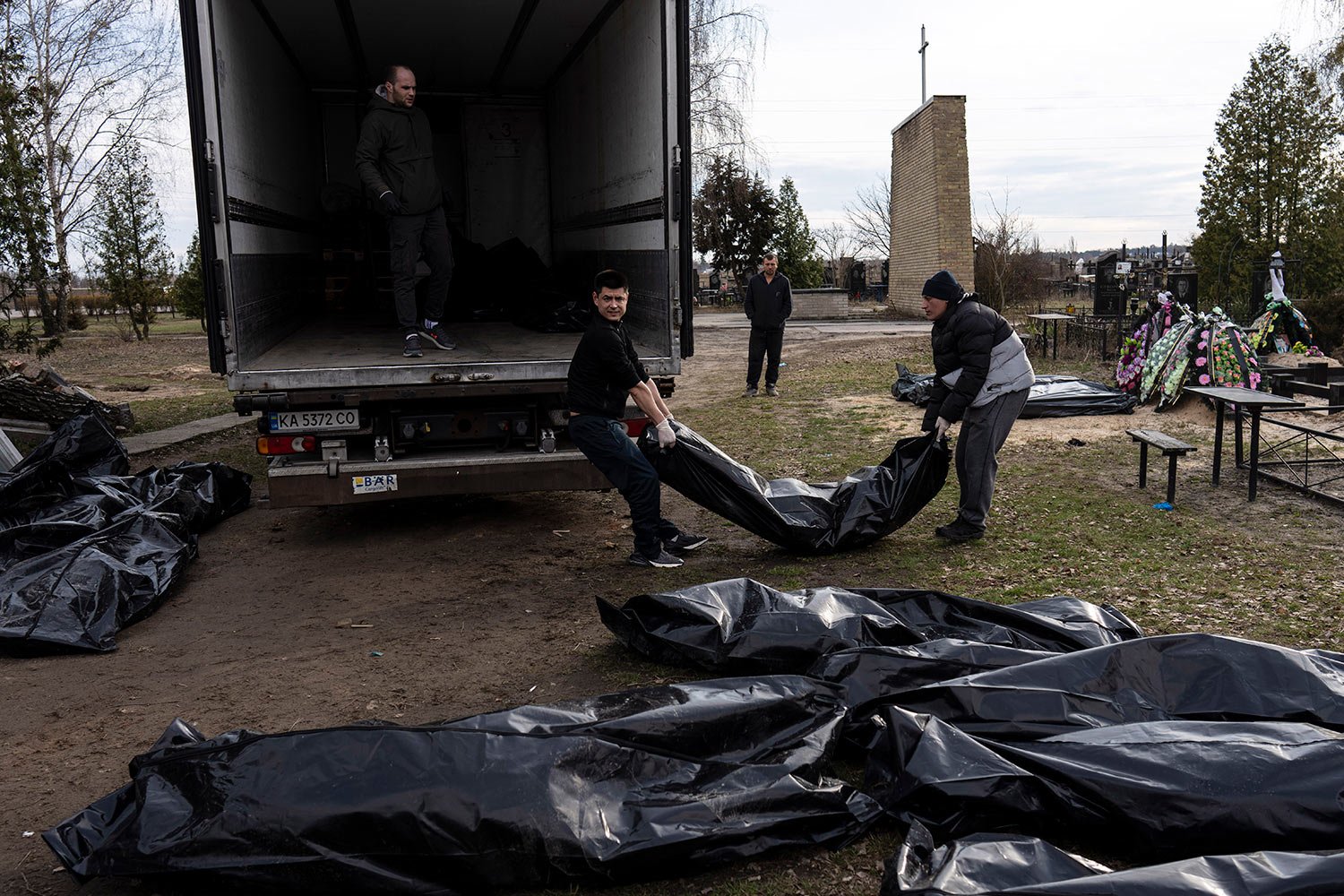  Cemetery workers load the corpses of civilians killed in Bucha, to be transported to the morgue, on the outskirts of Kyiv, Ukraine, Wednesday, April 6, 2022. (AP Photo/Rodrigo Abd) 