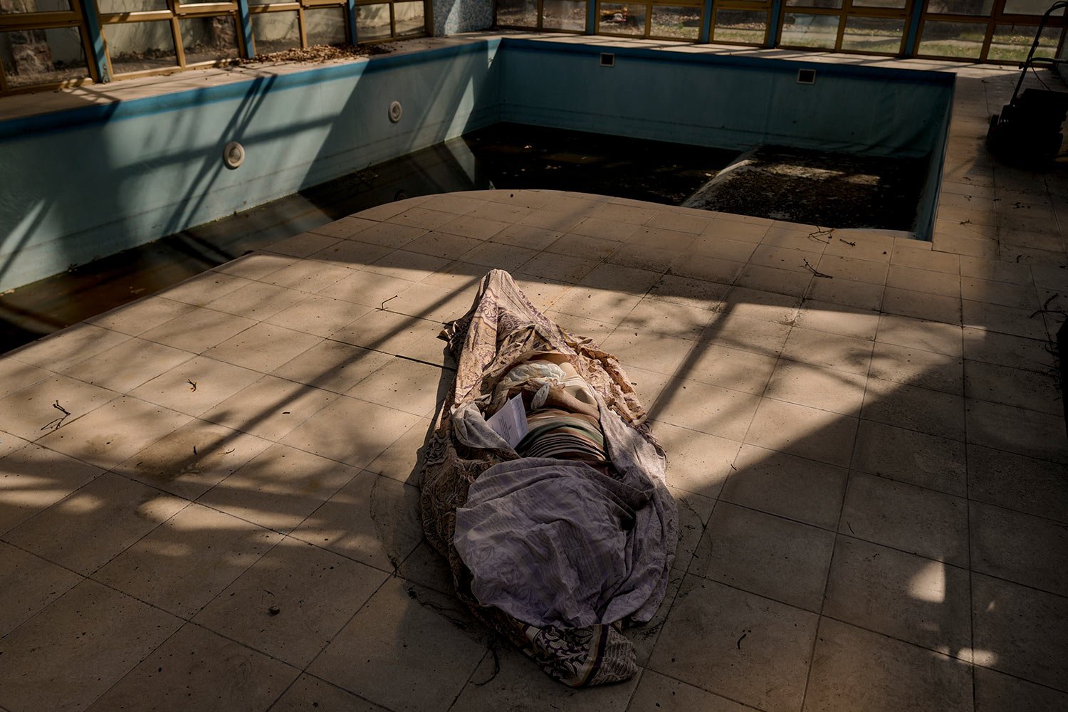  A body lies by the swimming pool of a home for the elderly in Bucha, Ukraine, Thursday, April 7, 2022. (AP Photo/Vadim Ghirda) 
