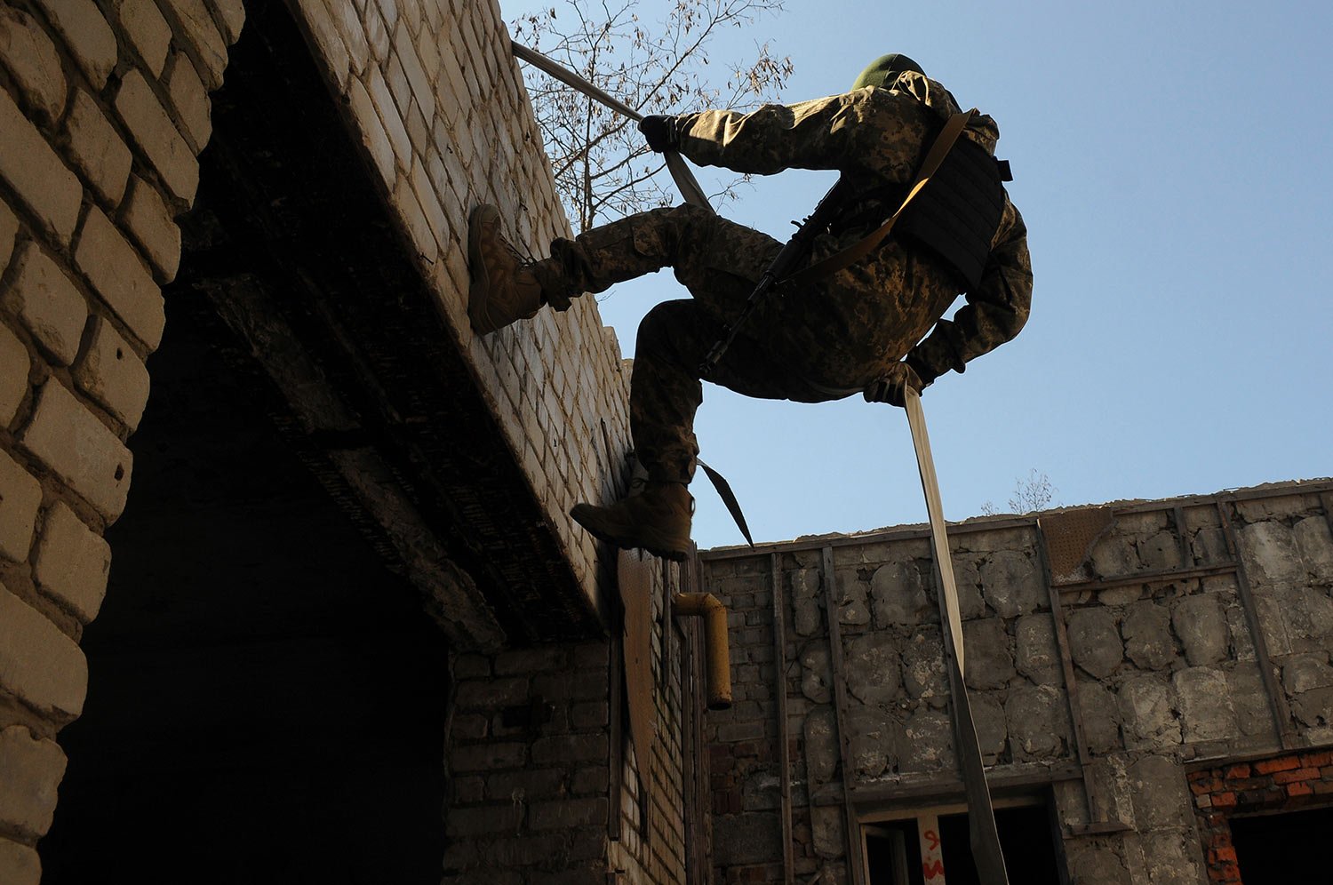  A Ukrainian serviceman attends a training session in Kharkiv outskirts, Ukraine, Thursday, April 7, 2022. (AP Photo/Andrew Marienko) 