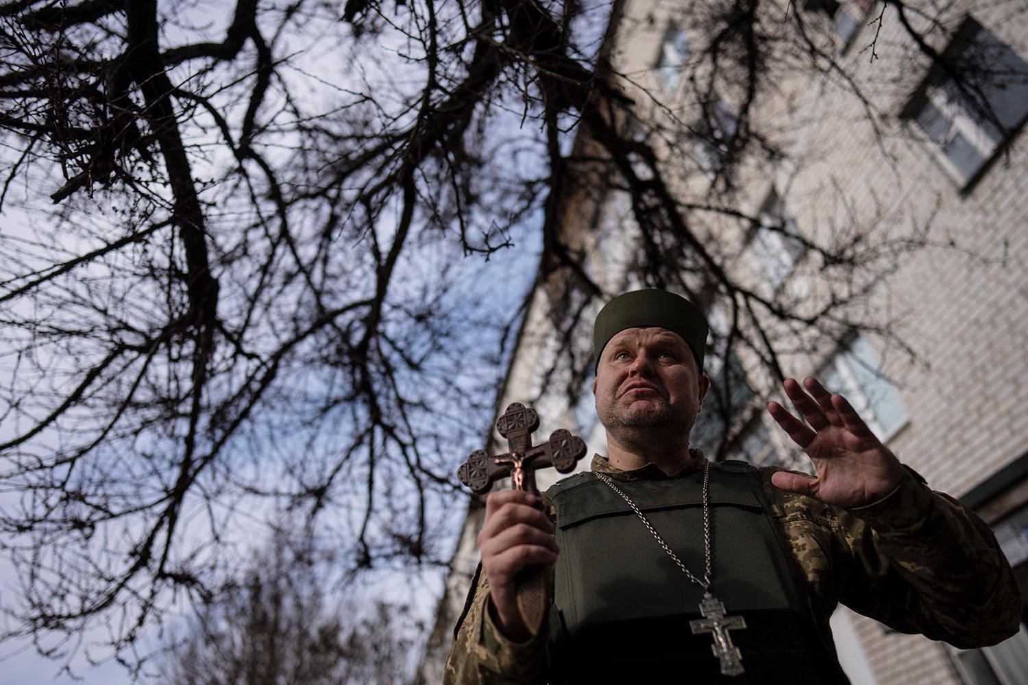  Chaplain Dmitri talks to neighbors in Bucha, in the outskirts of Kyiv, Ukraine, Friday, April 8, 2022. (AP Photo/Rodrigo Abd) 