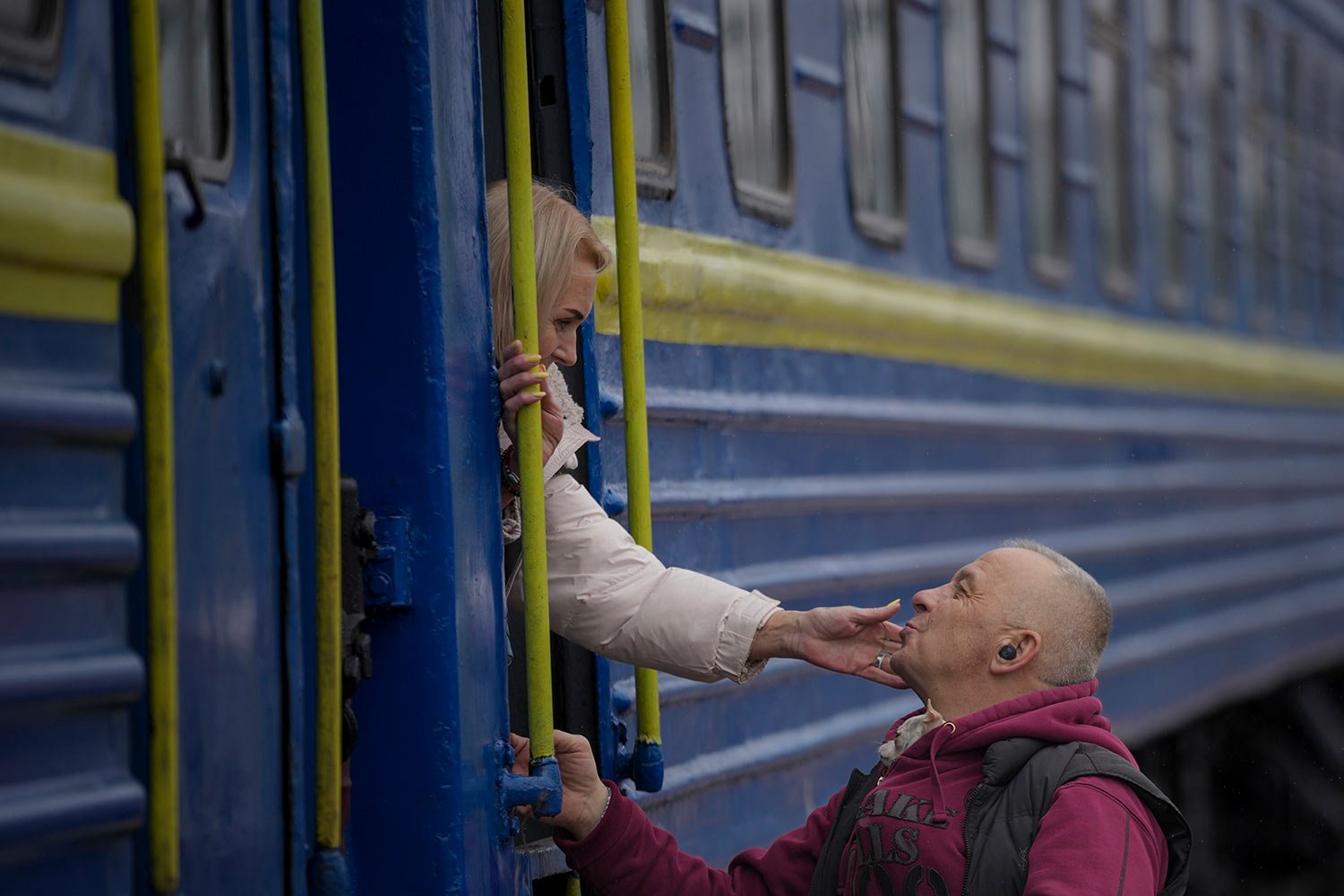  A woman bid a man good bye after boarding a Lviv bound train, in Kyiv, Ukraine, Thursday, March 3, 2022. (AP Photo/Vadim Ghirda) 