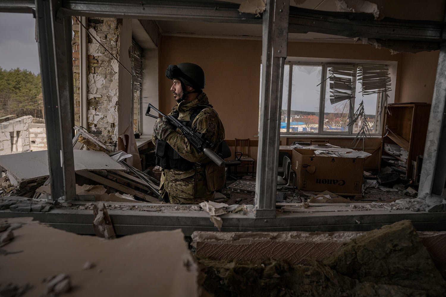  A Ukrainian serviceman stands in a heavily damaged building in Stoyanka, Ukraine, Sunday, March 27, 2022. (AP Photo/Vadim Ghirda) 