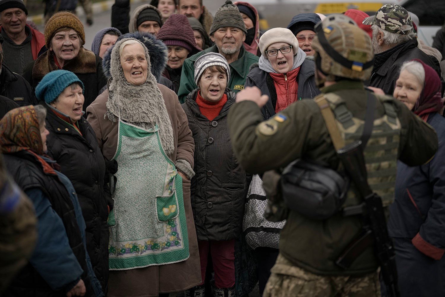  Civilians cheer along with a Ukrainian serviceman as a convoy of military and aid vehicles arrives in the formerly Russian-occupied Kyiv suburb of Bucha, Ukraine, Saturday, April 2, 2022. (AP Photo/Vadim Ghirda) 