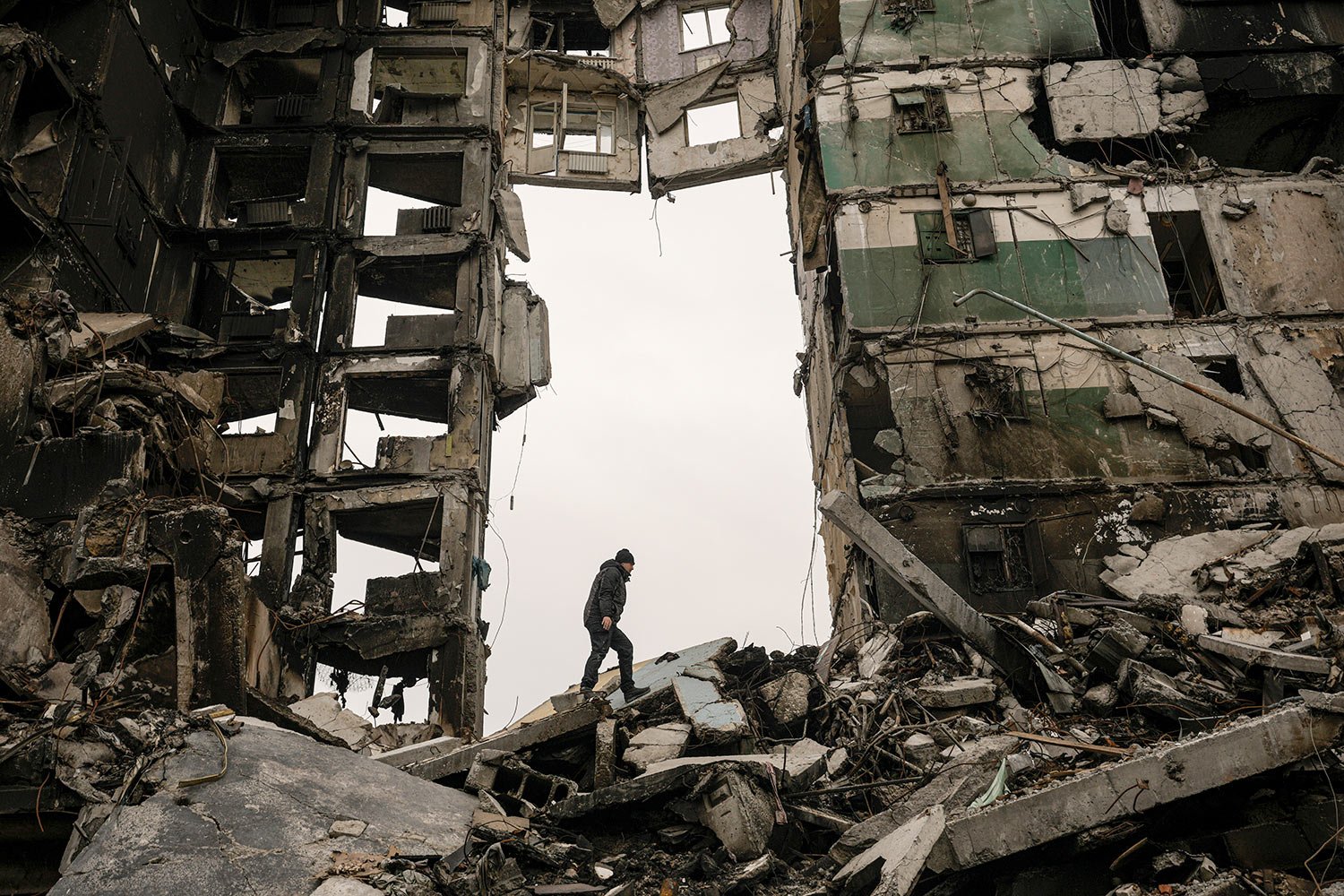  A resident looks for belongings in an apartment building destroyed during fighting between Ukrainian and Russian forces in Borodyanka, Ukraine, Tuesday, April 5, 2022. (AP Photo/Vadim Ghirda) 