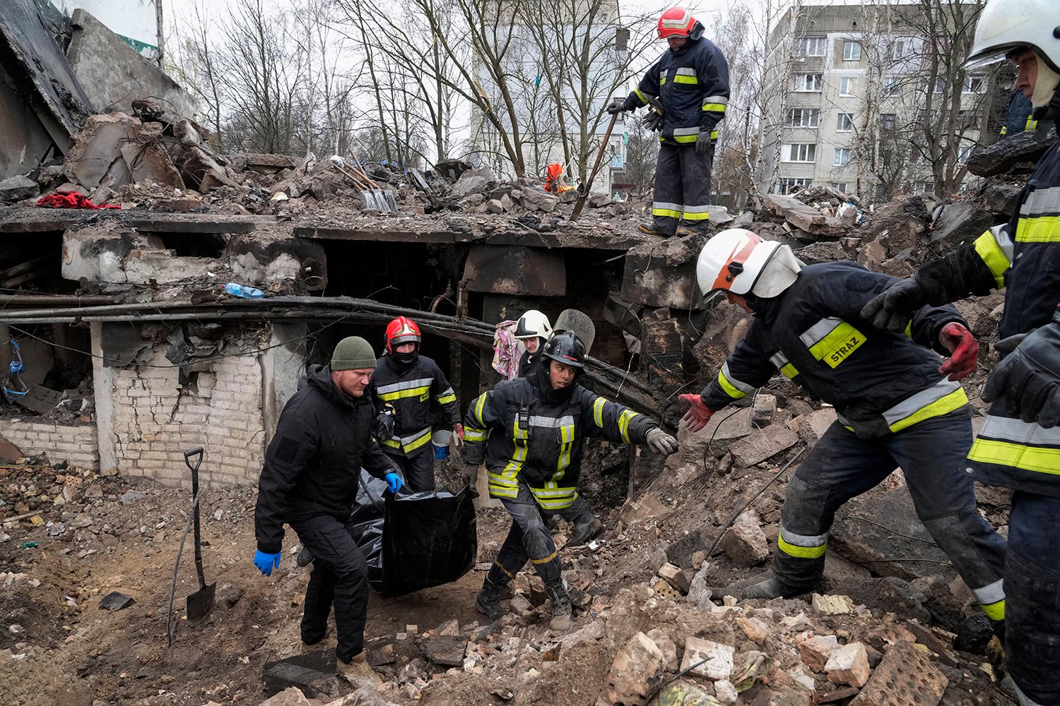  Emergency workers remove the body of a resident of a multi-storey building destroyed in a Russian air raid at the beginning of the Russia-Ukraine war in Borodyanka, close to Kyiv, Ukraine, Saturday, April 9, 2022.  (AP Photo/Efrem Lukatsky) 