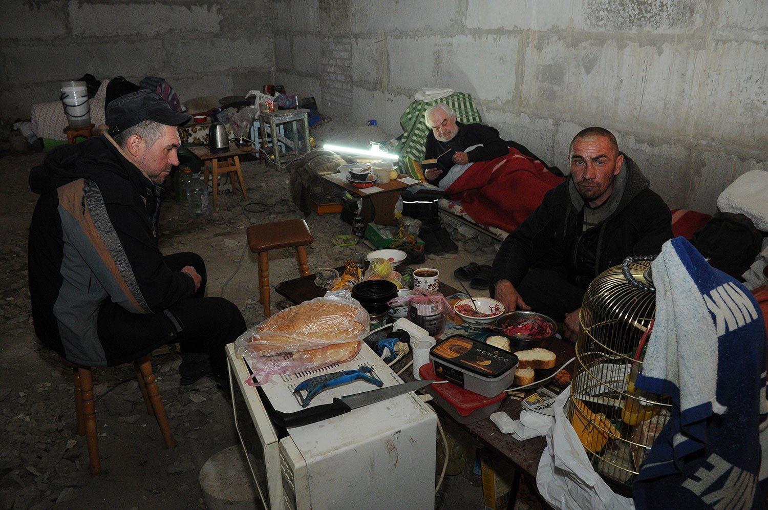  People settle in a basement of an apartment building in Kharkiv, Ukraine, Sunday, April 10, 2022. (AP Photo/Andrew Marienko) 