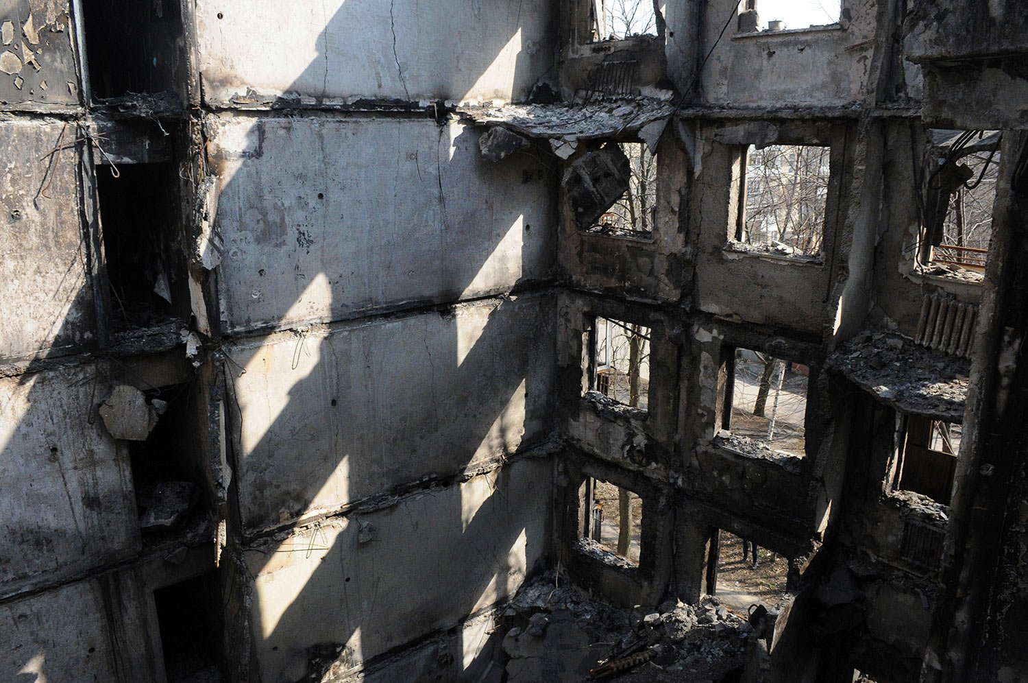  A view of an apartment building damaged by shelling in Kharkiv, Ukraine, Sunday, April 10, 2022. (AP Photo/Andrew Marienko) 