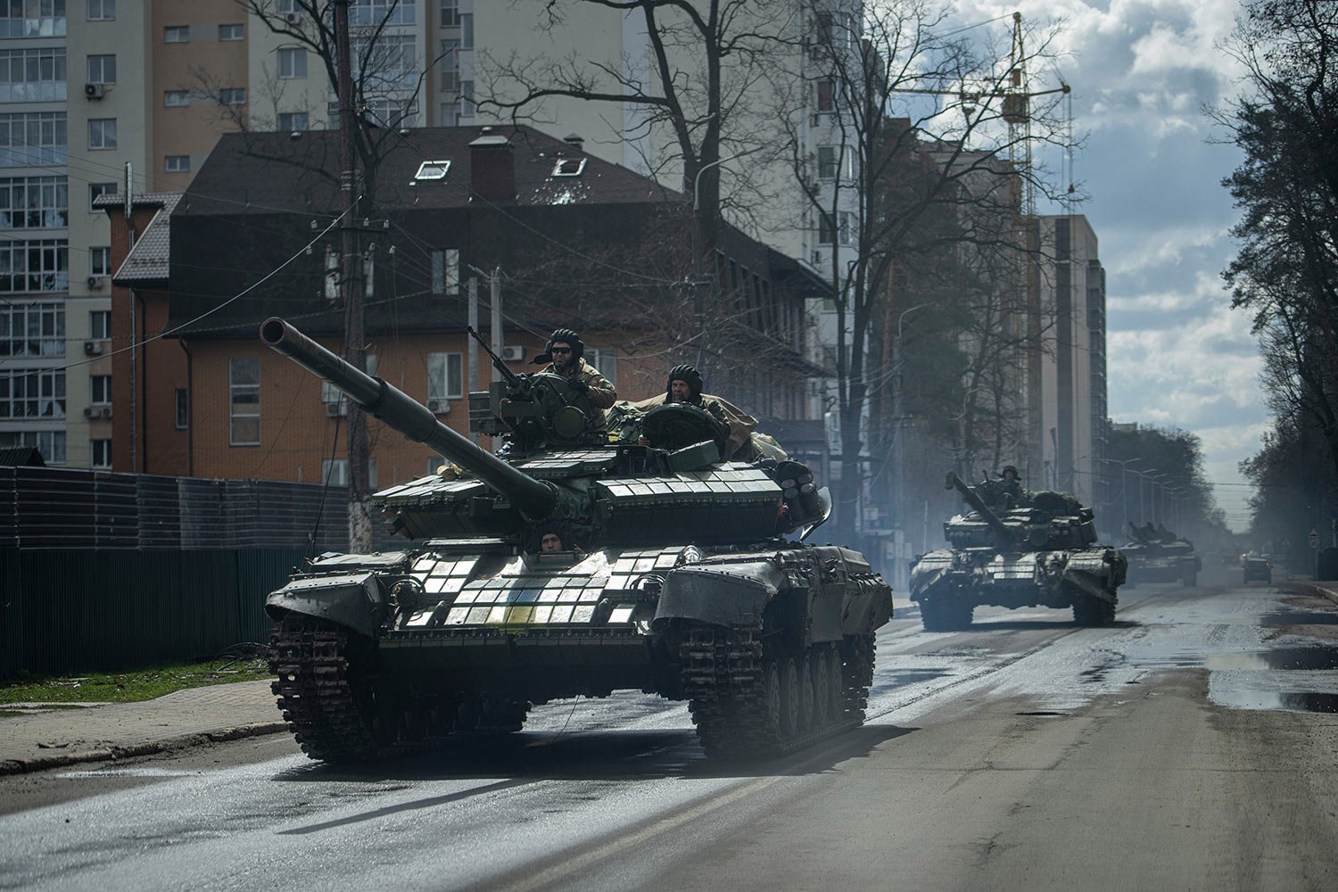  Ukrainian tanks move down a street in Irpin, on the outskirts of Kyiv, Ukraine, Monday, April 11, 2022. (AP Photo/Evgeniy Maloletka) 