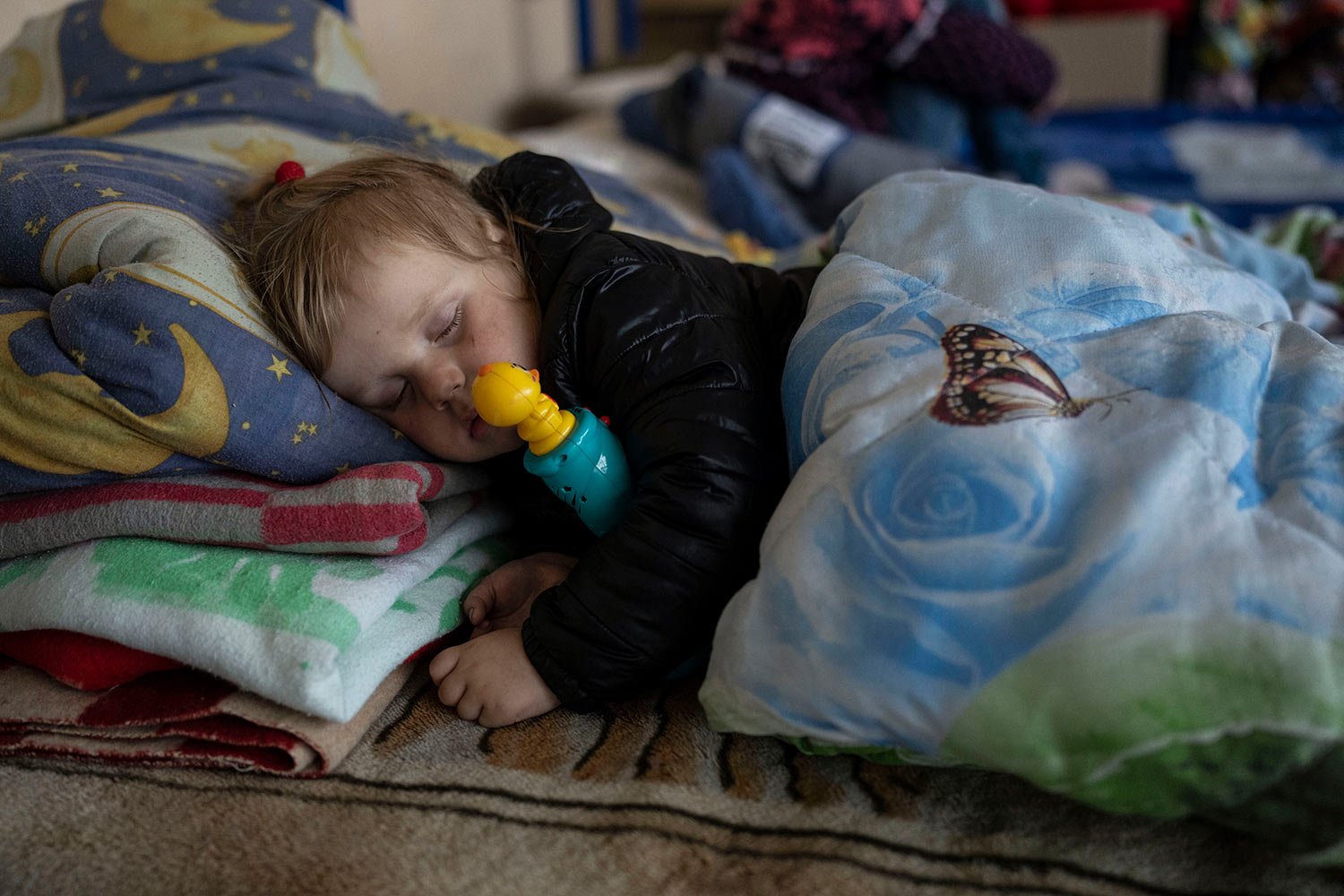  Carolina Fedorova, 3, sleeps inside a school that is being used as a shelter for people who fled the war, in Dnipro city, Ukraine on Tuesday, April 12, 2022. Carolina fled with her parents and four siblings from the city of Bahmud. (AP Photo/Petros 