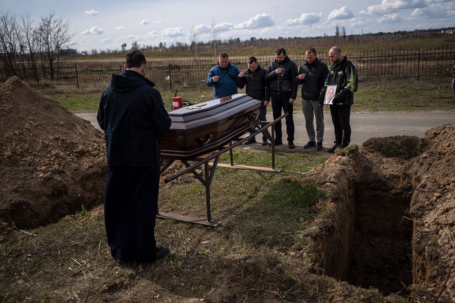 Relatives and friends attend the funeral of Andriy Matviychuk, 37, who served as territorial defense soldier, and was captured and killed by Russian army in Bucha, on the outskirts of Kyiv, Ukraine, Tuesday, April 12, 2022. (AP Photo/Rodrigo Abd) 