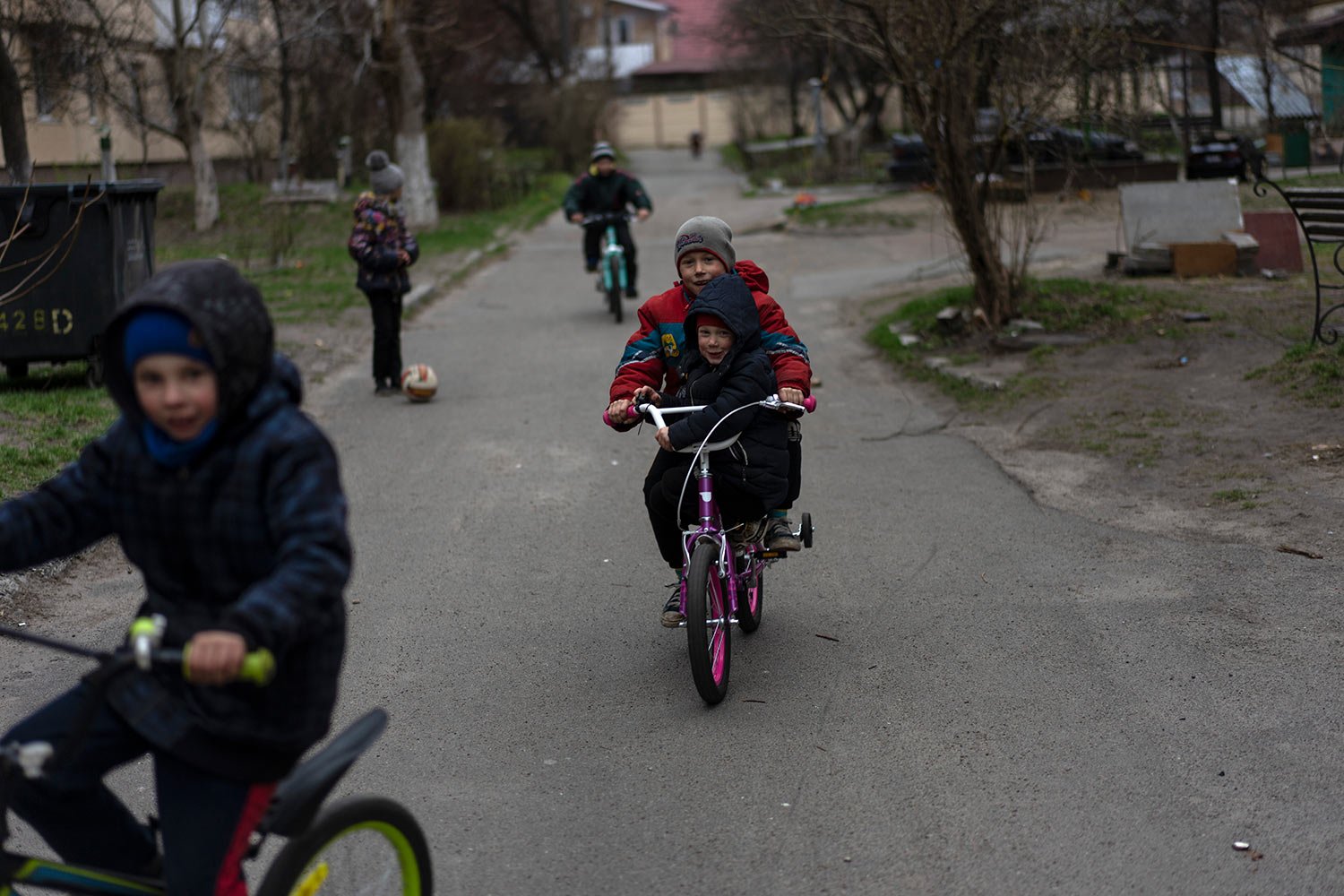  Children play in Bucha, on the outskirts of Kyiv, Ukraine, Wednesday, April 13, 2022. (AP Photo/Rodrigo Abd) 