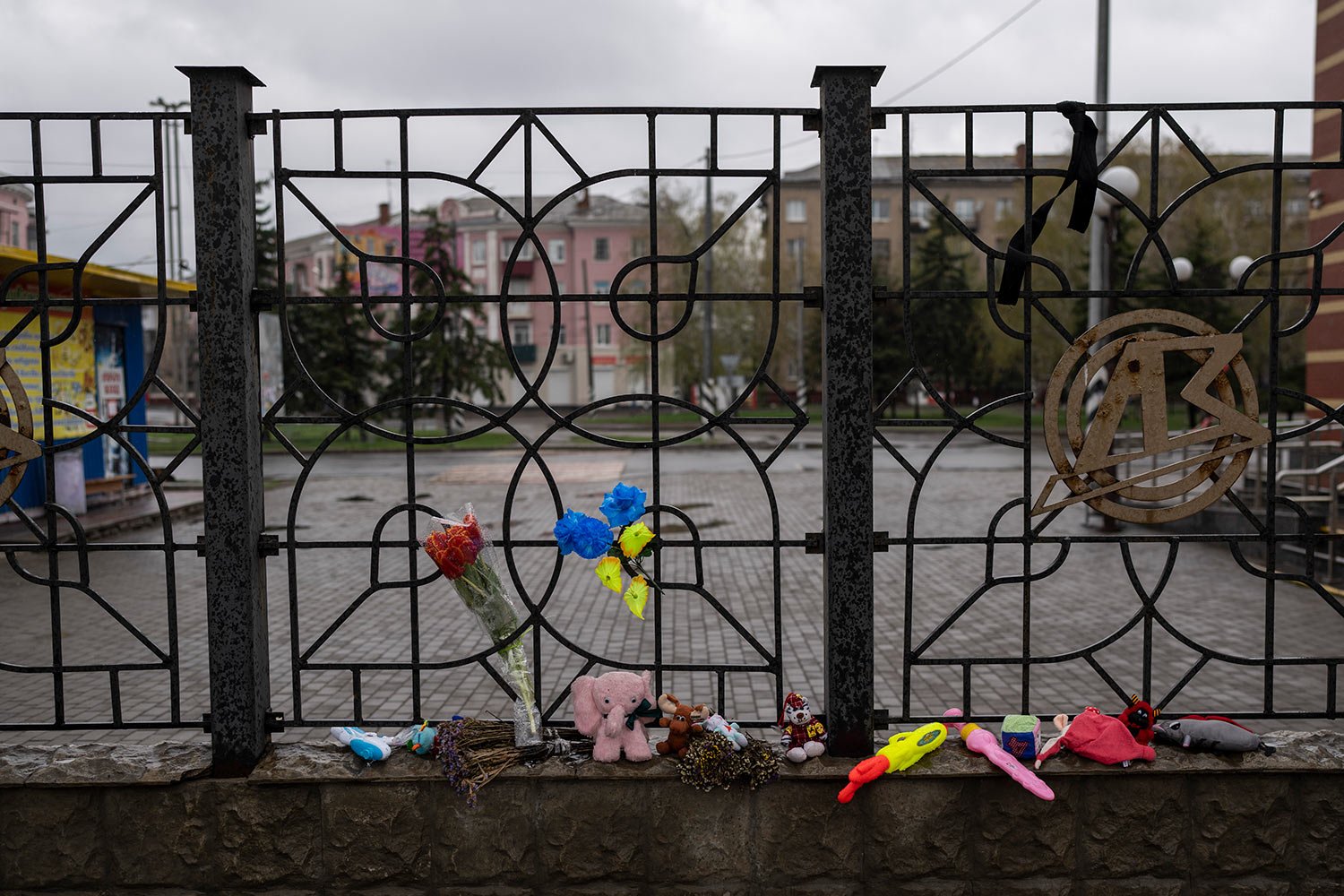  Flowers and toys were left on a fence at the railway station in Kramatorsk, Ukraine, Thursday, April 14, 2022. A missile strike killed at least 59 people and wounded dozens more when a rocket hit the railway station on Friday, April 8. (AP Photo/Pet