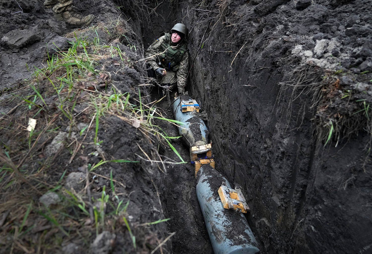  A Ukrainian sapper prepares to detonate a Russian 250-kilogram air bomb in the village of Kolonshchyna, Ukraine, Thursday, April 21, 2022. (AP Photo/Efrem Lukatsky) 