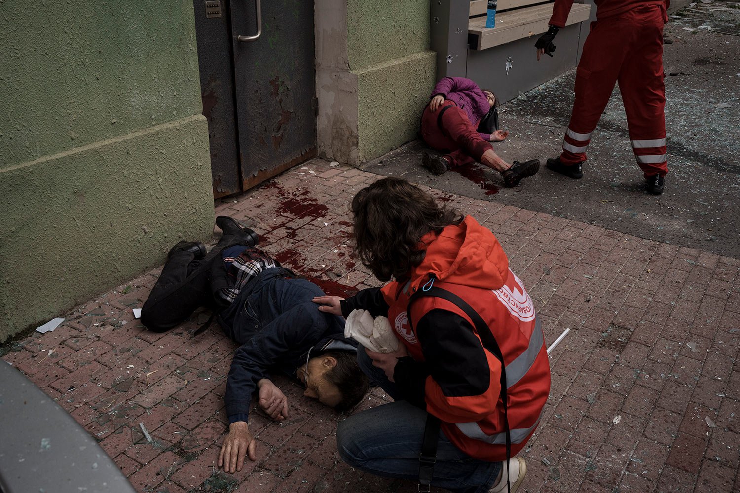  Emergency workers help injured civilians during a Russian bombardment in Kharkiv, Ukraine, Sunday, April 17, 2022. (AP Photo/Felipe Dana) 
