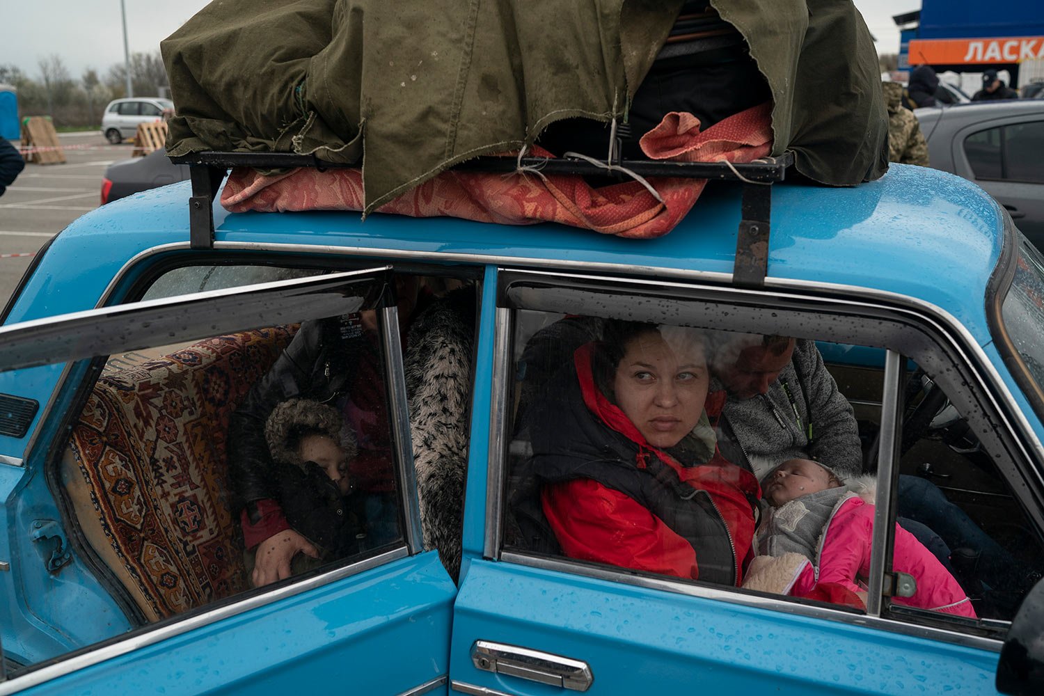  Internally displaced people from Mariupol and nearby towns arrive at a refugee center fleeing from the Russian attacks, in Zaporizhzhia, Ukraine, Thursday, April 21, 2022. (AP Photo/Leo Correa) 
