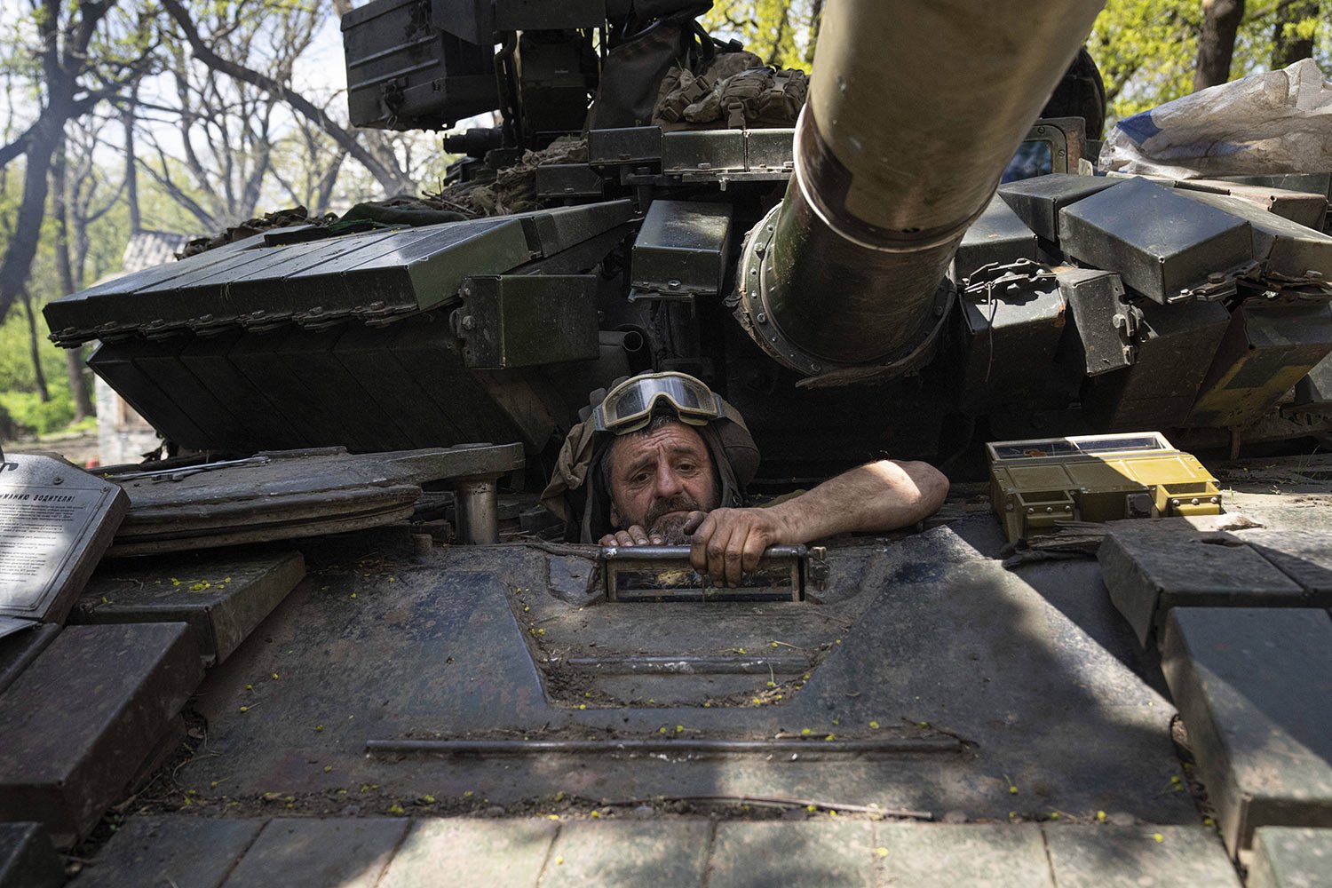  A Ukrainian serviceman enters a tank to make repairs after fighting against Russian forces in the Donetsk region of eastern Ukraine, Wednesday, April 27, 2022. (AP Photo/Evgeniy Maloletka) 