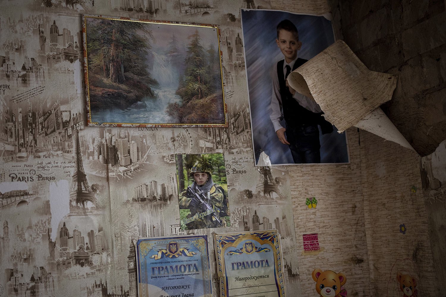  The bedroom wall of a boy inside a building destroyed by a Russian bombardment in Chernihiv, Ukraine, Friday, April 22, 2022. (AP Photo/Emilio Morenatti) 