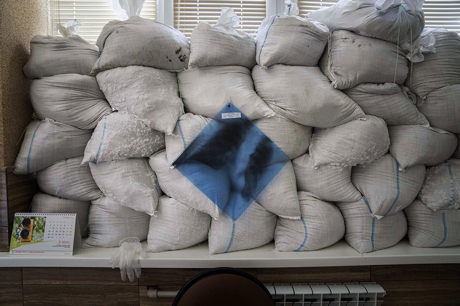  An X-Ray film of lungs hangs on sandbags at a hospital in Kramatorsk in eastern Ukraine, Tuesday, April 26, 2022. (AP Photo/Evgeniy Maloletka) 