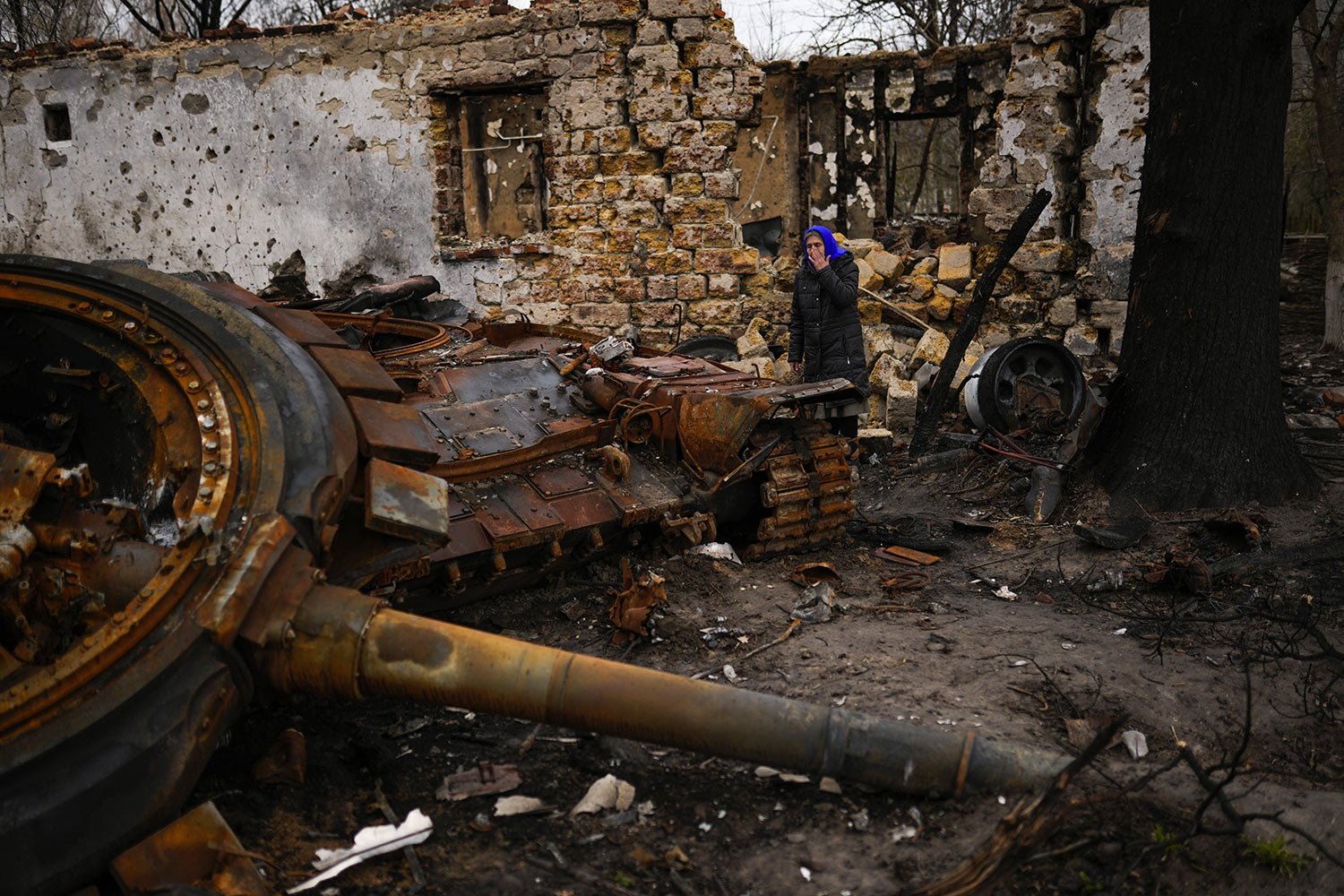  Valentyna Sherba, 68, stands next to a Russian tank in the backyard of her father's home, both destroyed, in the aftermath of a battle between Russian and Ukrainian troops on the outskirts of Chernihiv in northern Ukraine, Saturday, April 23, 2022. 