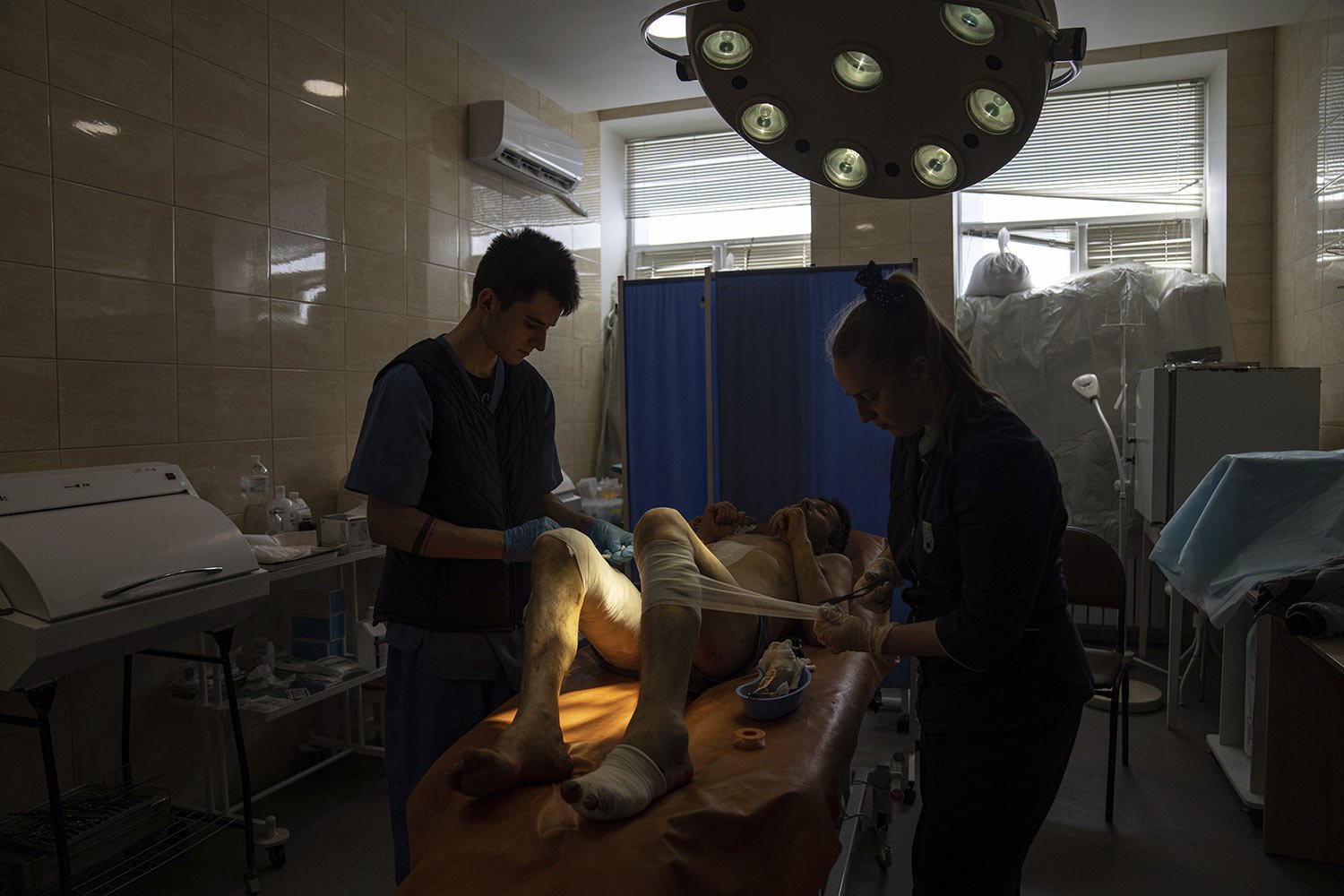  Medical workers treat the wounds of Volodymyr Nikiforov, 40, who was injured by shelling near Barvenkove, at a hospital in Kramatorsk in eastern Ukraine, Tuesday, April 26, 2022. (AP Photo/Evgeniy Maloletka) 