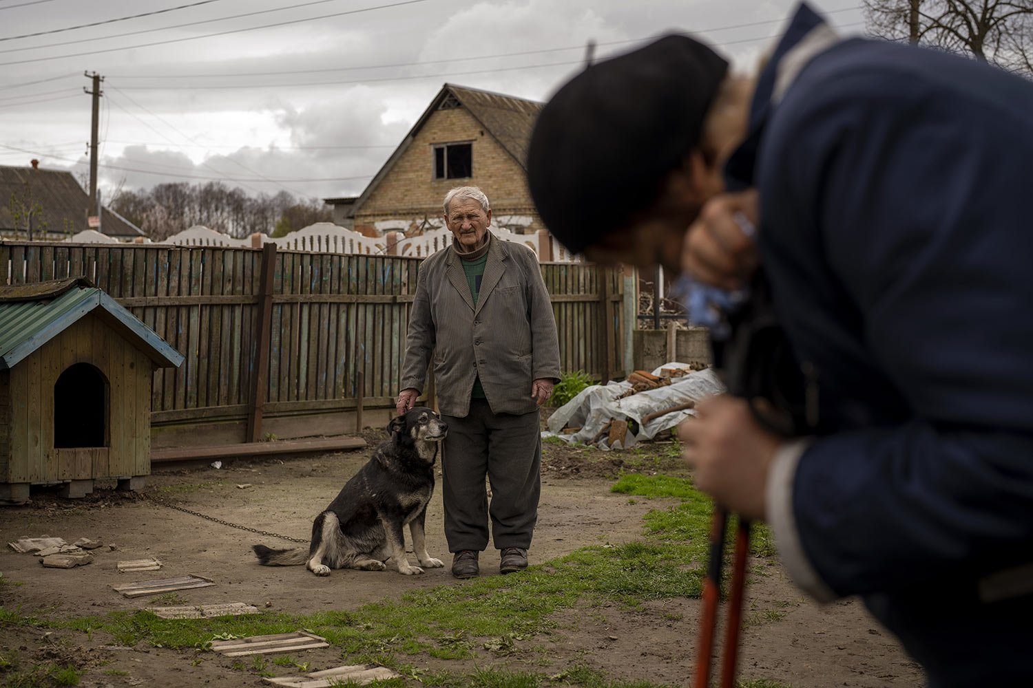  Petro Volin'ko, 87, attends the funeral of his neighbour Mykola Moroz, 47, at his home in Ozera village, near Bucha, Ukrain, Tuesday, April 26, 2022. Mykola was captured by Russian soldiers from his home in Ozera on March 13 and taken for several we