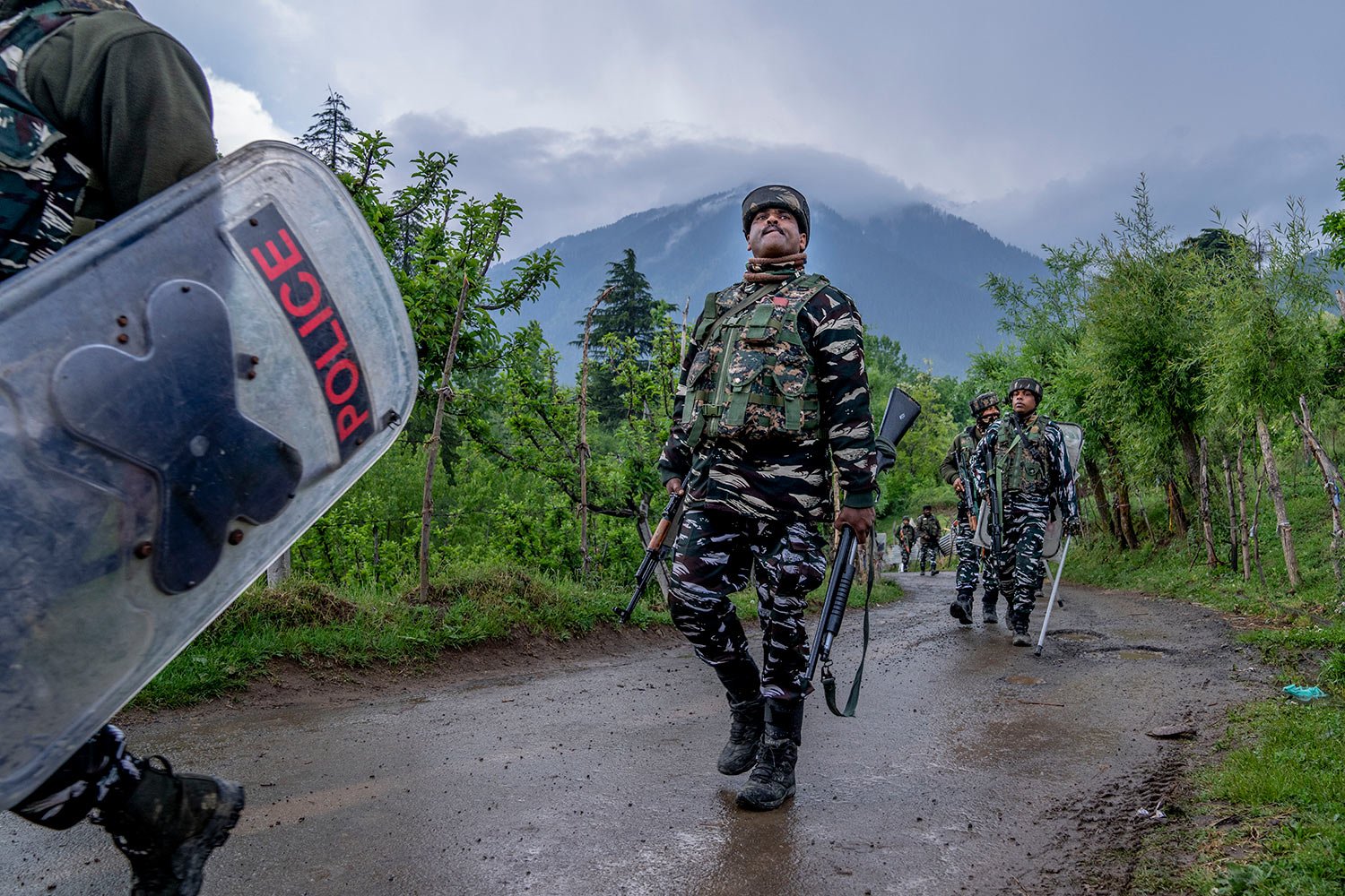  Indian paramilitary soldiers walk towards the site of a gunbattle in Malwah village, north of Srinagar, Indian controlled Kashmir, Friday, April 22, 2022.  (AP Photo/Dar Yasin) 