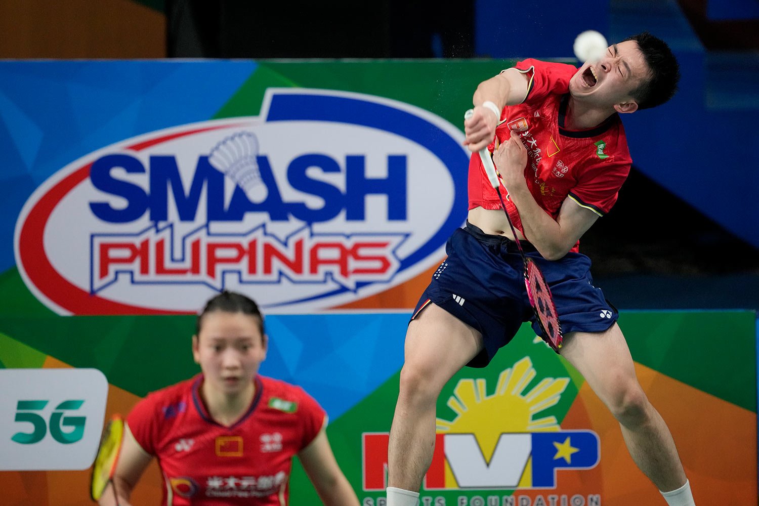  China's Zheng Si Wei, right, and Huang ya Qiong play against Thailand's R. Makkasasithorn and J. Sudjaipraparat during their mixed doubles match at the Badminton Asia Championships 2022 at Muntinlupa, Philippines on Tuesday, April 26, 2022. (AP Phot