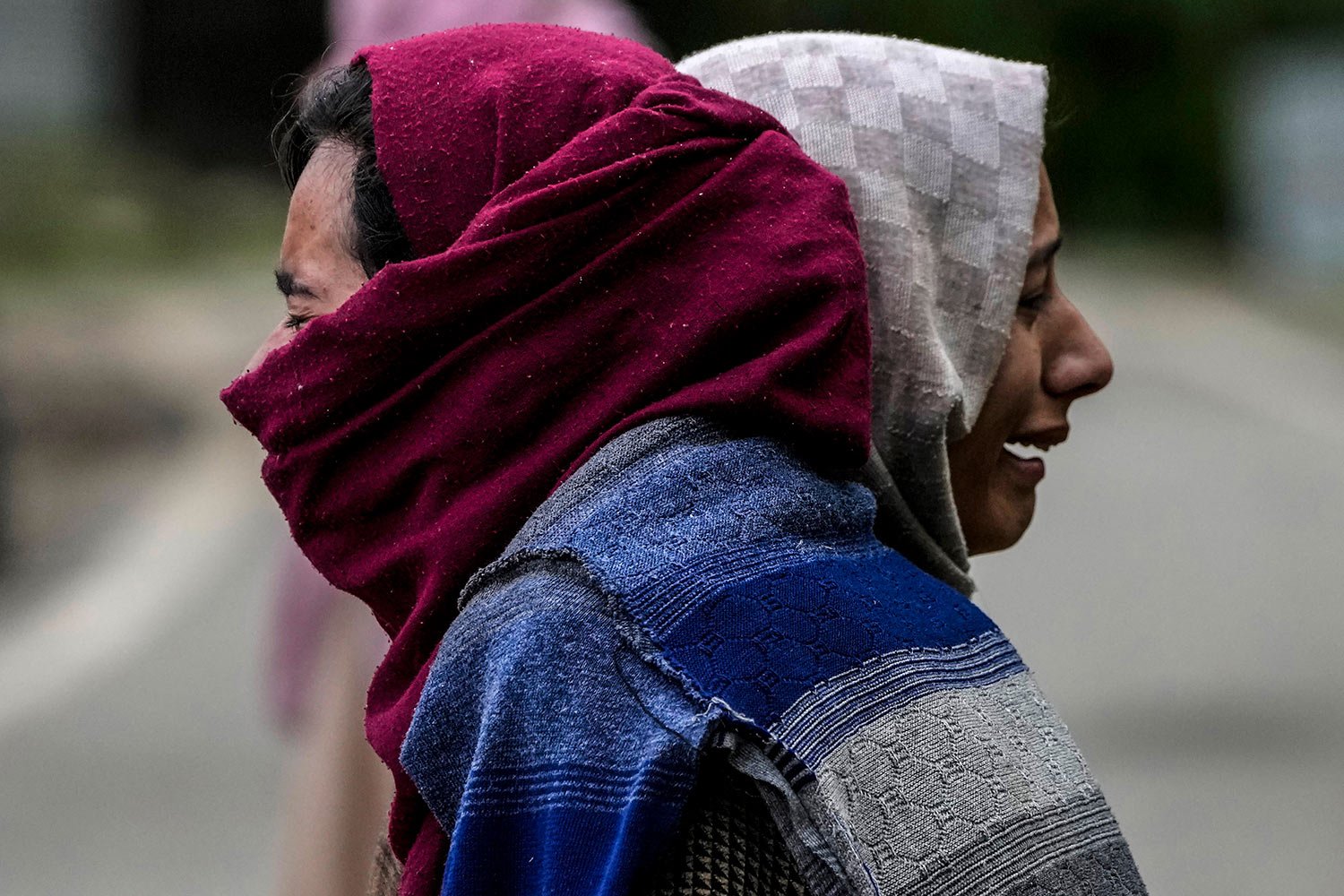  Two Kashmiri women cry after their house was damaged in a gun-battle between government forces and suspected rebels in Malwah village, north of Srinagar, Indian controlled Kashmir, Thursday, April 21, 2022. (AP Photo/Mukhtar Khan) 