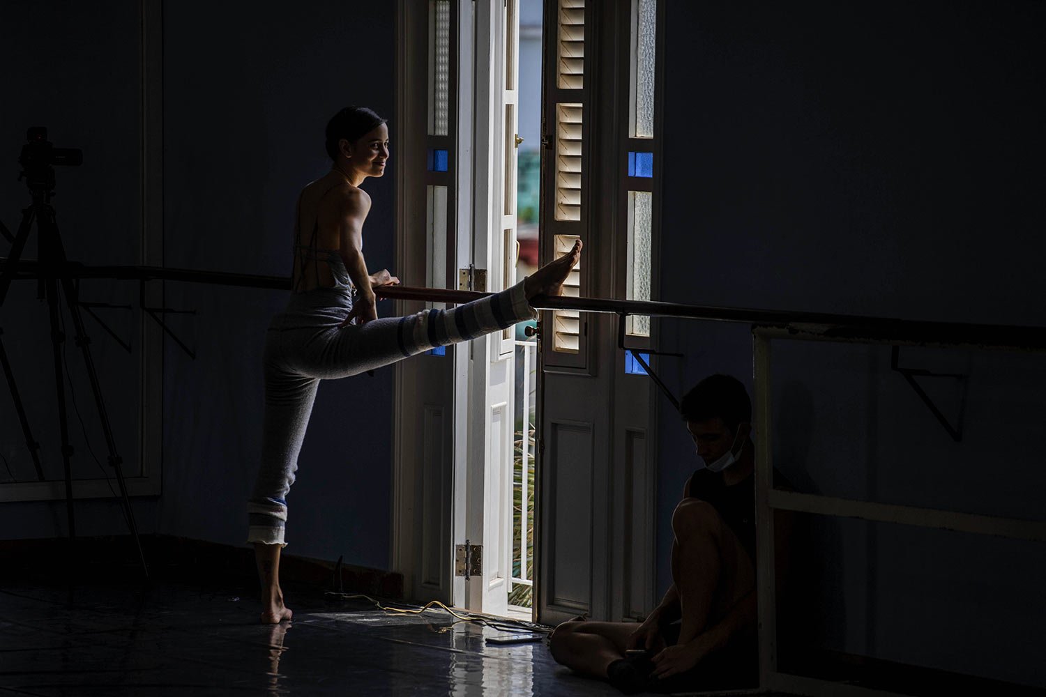  A dancer in Cuba's National Ballet stretches before rehearsing at the ballet's school in Havana, Cuba, April 5, 2022. The National Ballet of Cuba starts rehearsal to return to the stage after more than a year following the COVID-19 pandemic shut dow