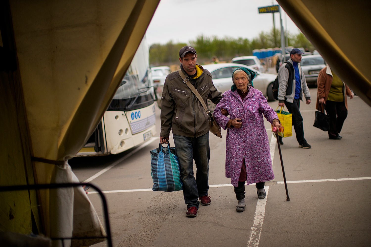  Kateryna Hodza, 85, and her grandson Artem Dorschenko arrive at a reception center for displaced people in Zaporizhzhia, Ukraine, Friday, April 29, 2022. (AP Photo/Francisco Seco) 