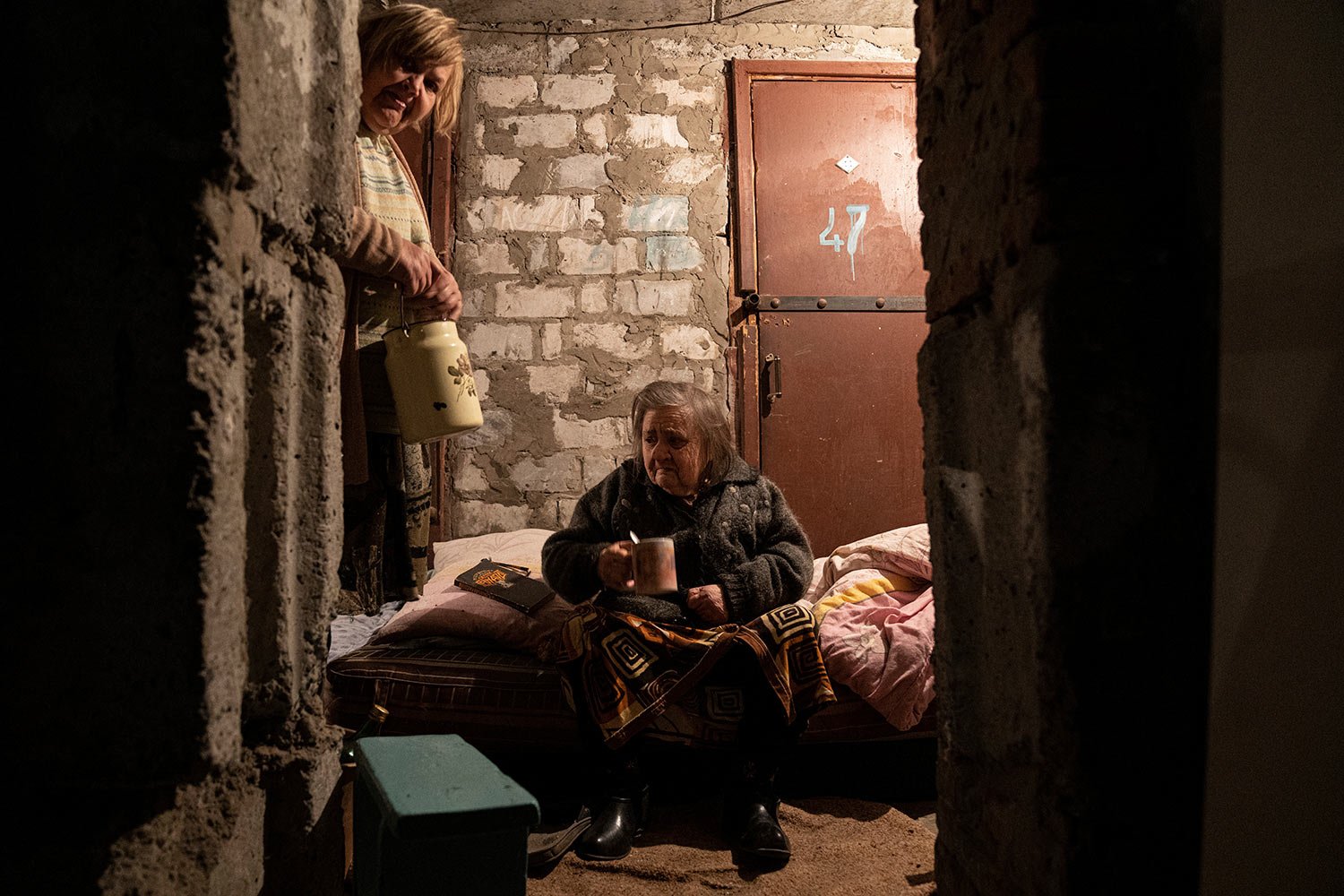  An elderly woman drinks tea at the basement of her house in Lyman, Donetsk region, eastern Ukraine, Saturday, April 30, 2022. (AP Photo/Evgeniy Maloletka) 