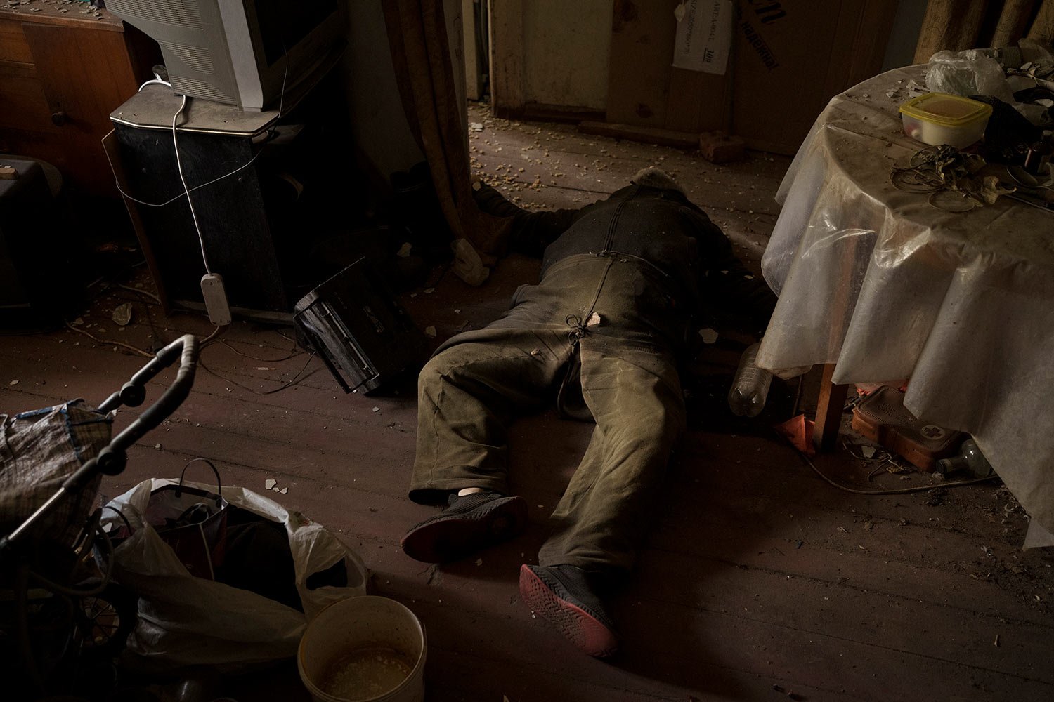  The body of a man lies in an apartment as Russian bombardments continue in a village recently retaken by Ukrainian forces near Kharkiv, Ukraine, Saturday, April 30, 2022. (AP Photo/Felipe Dana) 