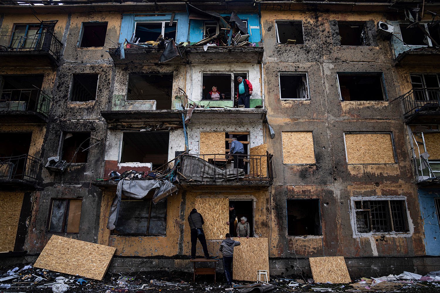  Local residents close the windows of an apartment building with plywood after Russian shelling in Dobropillya, Donetsk region, eastern Ukraine, Saturday, April 30, 2022. (AP Photo/Evgeniy Maloletka) 