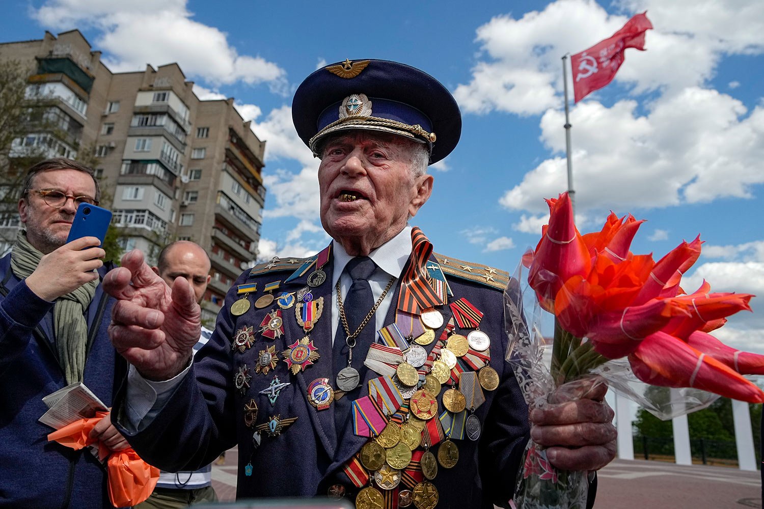  Vladimir Kapitonov, 98, a WWII veteran and former military pilot gestures while speaking to a group of foreign journalists in Melitopol, Zaporizhzhia region, in territory under Russian military control, southeastern Ukraine, Sunday, May 1, 2022. (AP