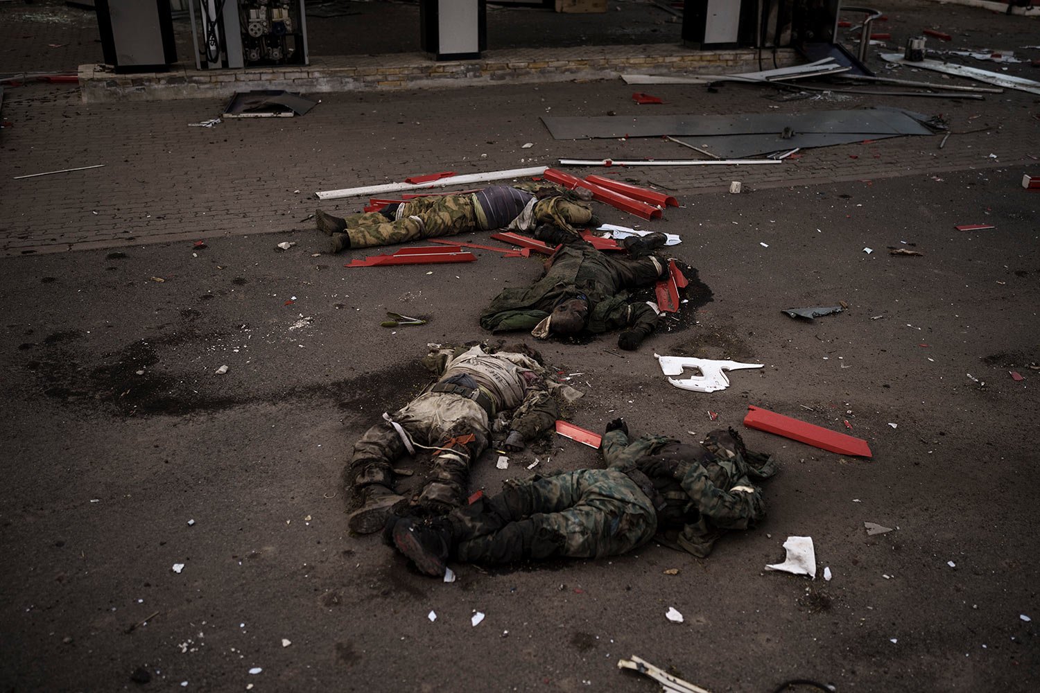  The bodies of unidentified men, believed to be Russian soldiers, arranged in a Z, a symbol of the Russian invasion, lie near a village recently retaken by Ukrainian forces on the outskirts of Kharkiv, Ukraine, Monday, May 2, 2022. (AP Photo/Felipe D