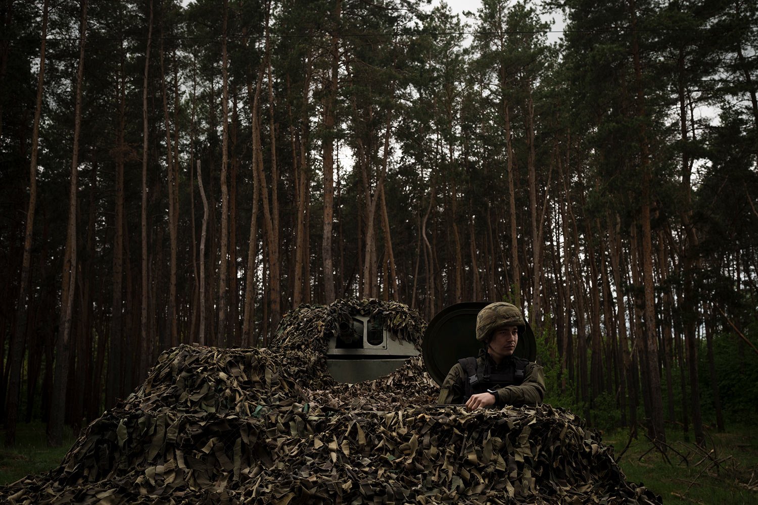  A Ukrainian National Guard soldier sits inside a tank at a position near Kharkiv, Ukraine, Monday, May 9, 2022. (AP Photo/Felipe Dana) 