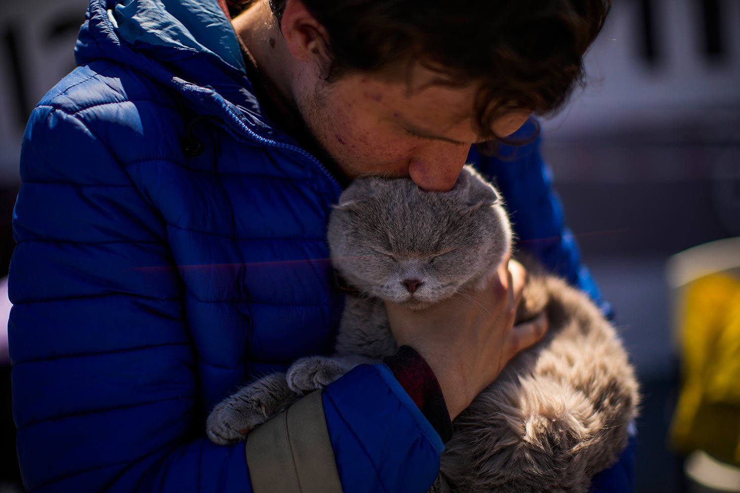  Ivan Andreiev who fled from Mariupol with his family kisses his cat Leonardo upon his arrival to a reception center for displaced people in Zaporizhzhia, Ukraine, Sunday, May 8, 2022. (AP Photo/Francisco Seco) 