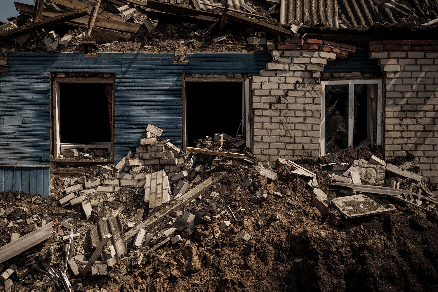  A destroyed house is seen in Malaya Rohan, a village retaken by Ukrainian forces on the outskirts of Kharkiv, Ukraine, Sunday, May 8, 2022. (AP Photo/Felipe Dana) 